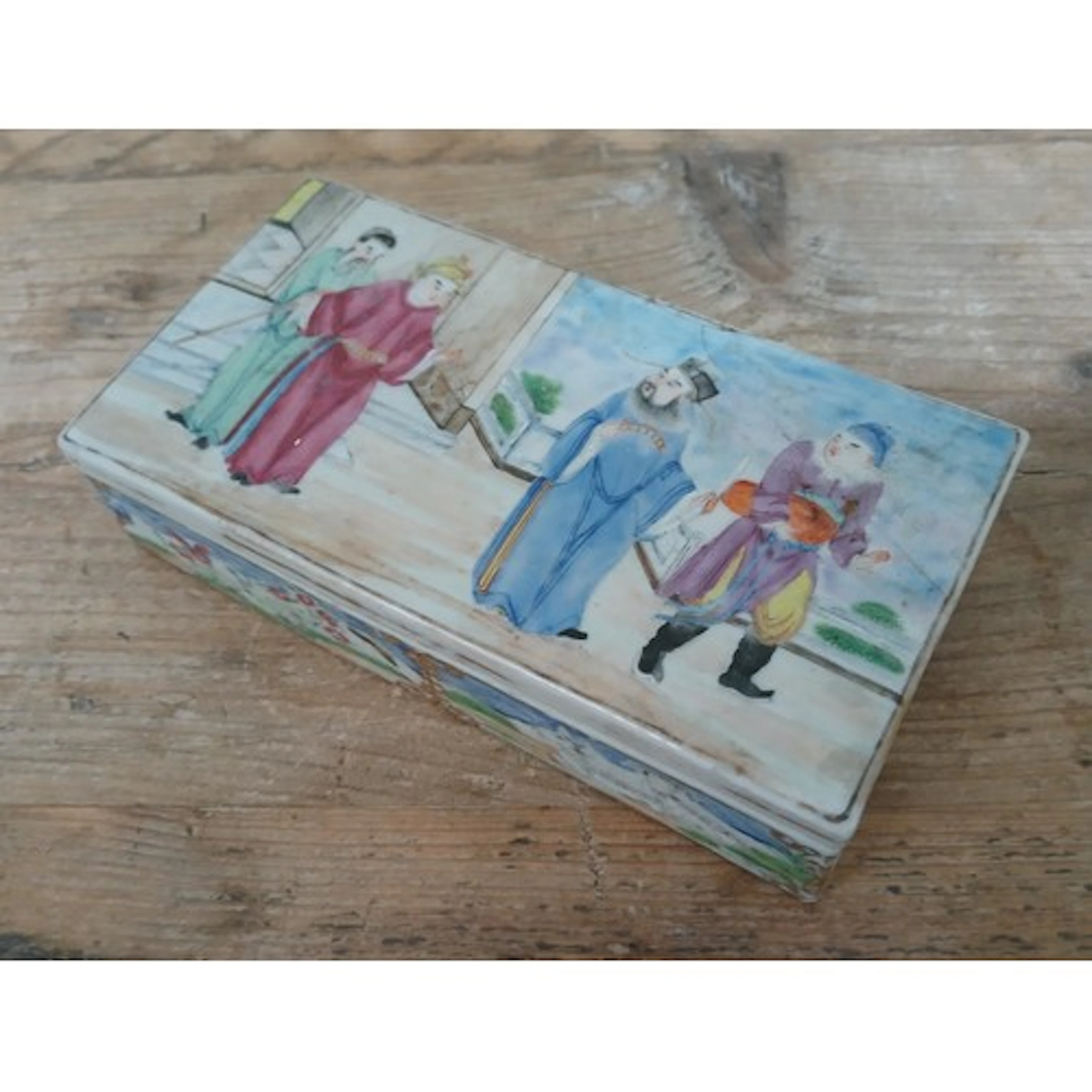 A Chinese porcelain oblong box, 19th century, length 17cm, a...