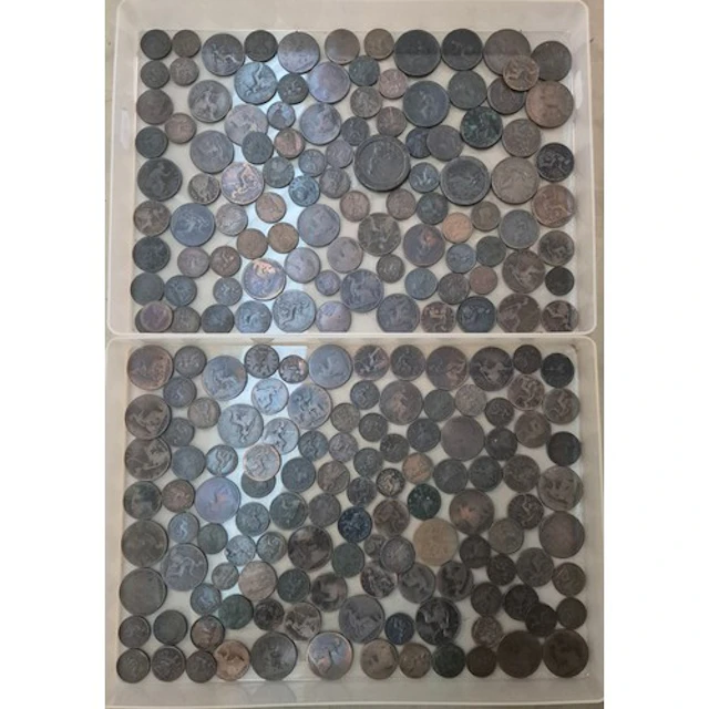 Two trays of assorted Victorian & earlier copper/bronze GB c...