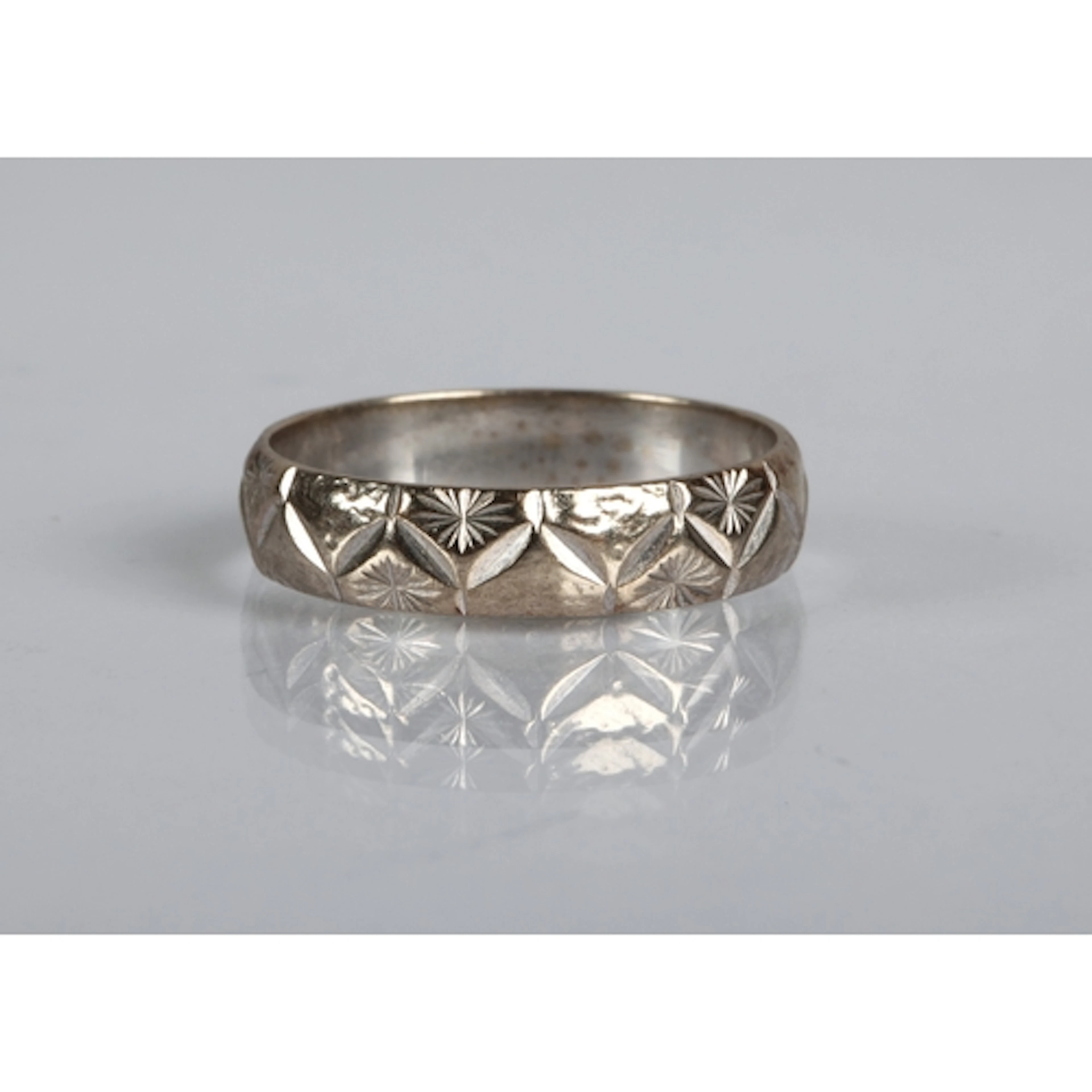 9ct white gold textured wedding band, gross weight 2.6g, rin...