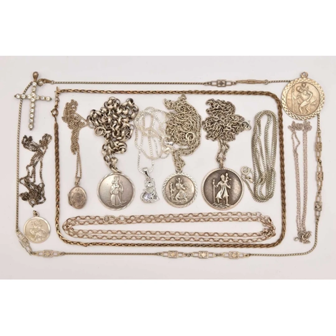 AN ASSORTMENT OF SILVER AND WHITE METAL PENDANT NECKLACES, t...