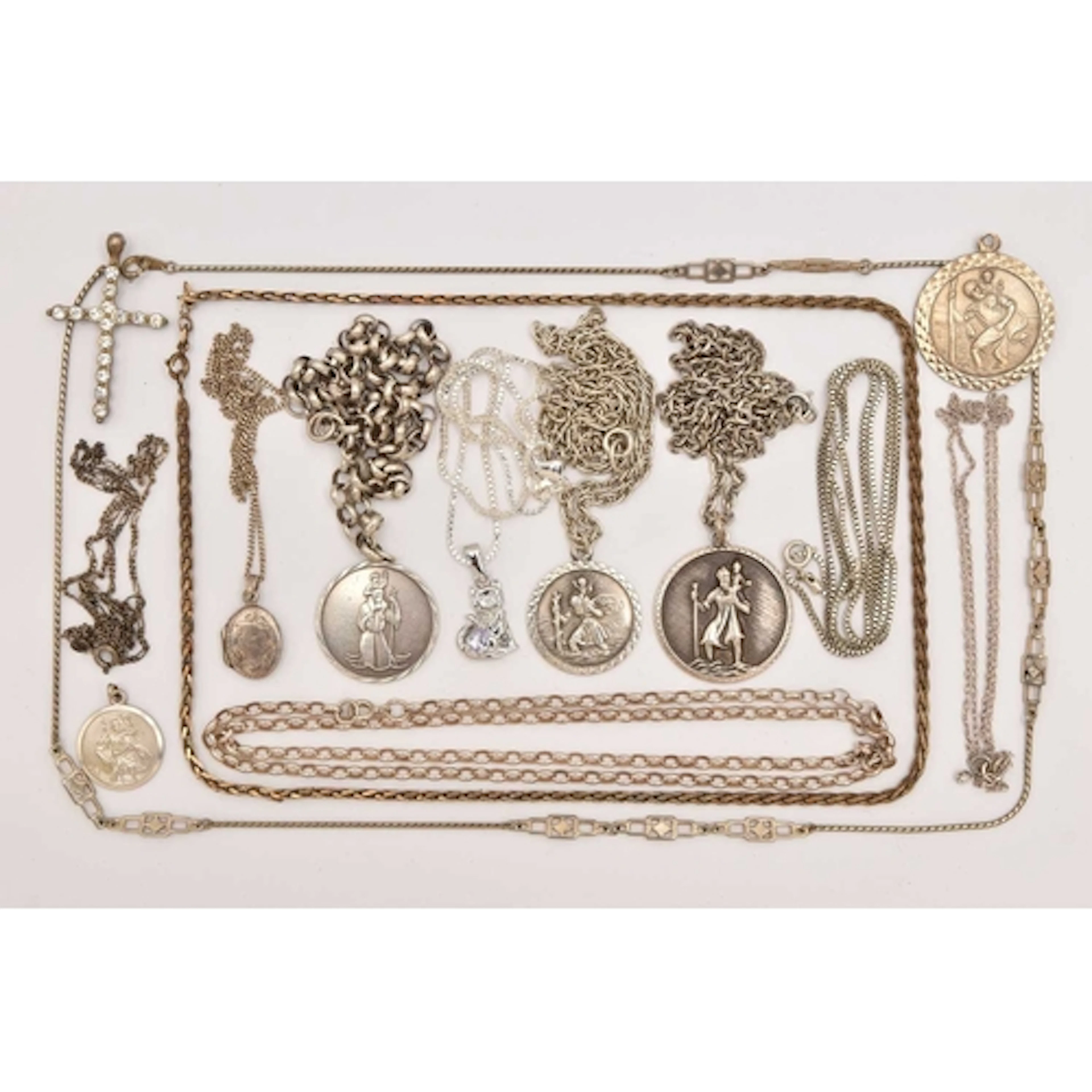 AN ASSORTMENT OF SILVER AND WHITE METAL PENDANT NECKLACES, t...