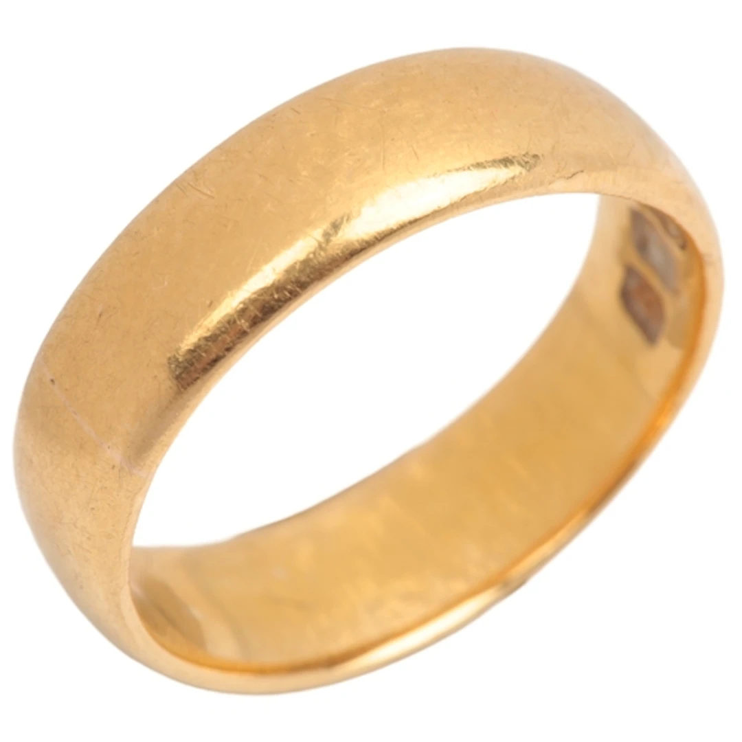 A gold wedding band, circa 1915, in 22ct gold, size J, Briti...