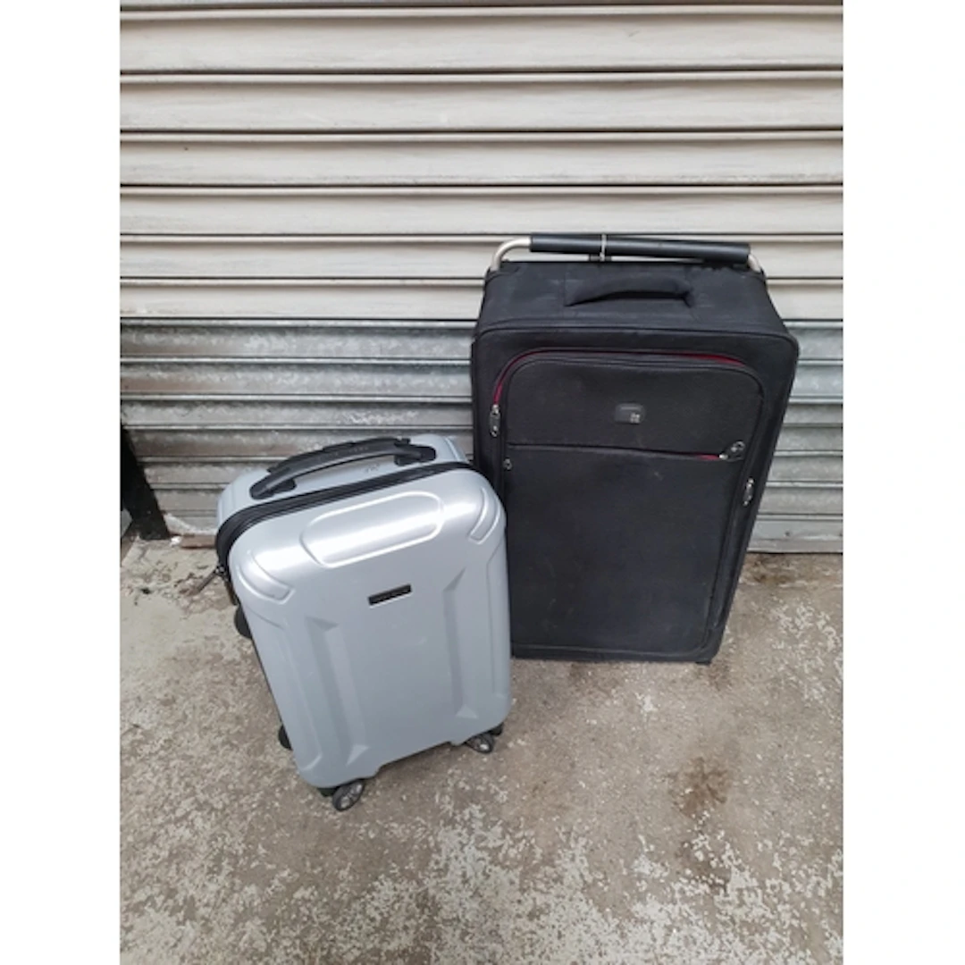 TWO SUITCASES COMPRISING IT LUGGAGE AND PERRY ELLIS Note: al...
