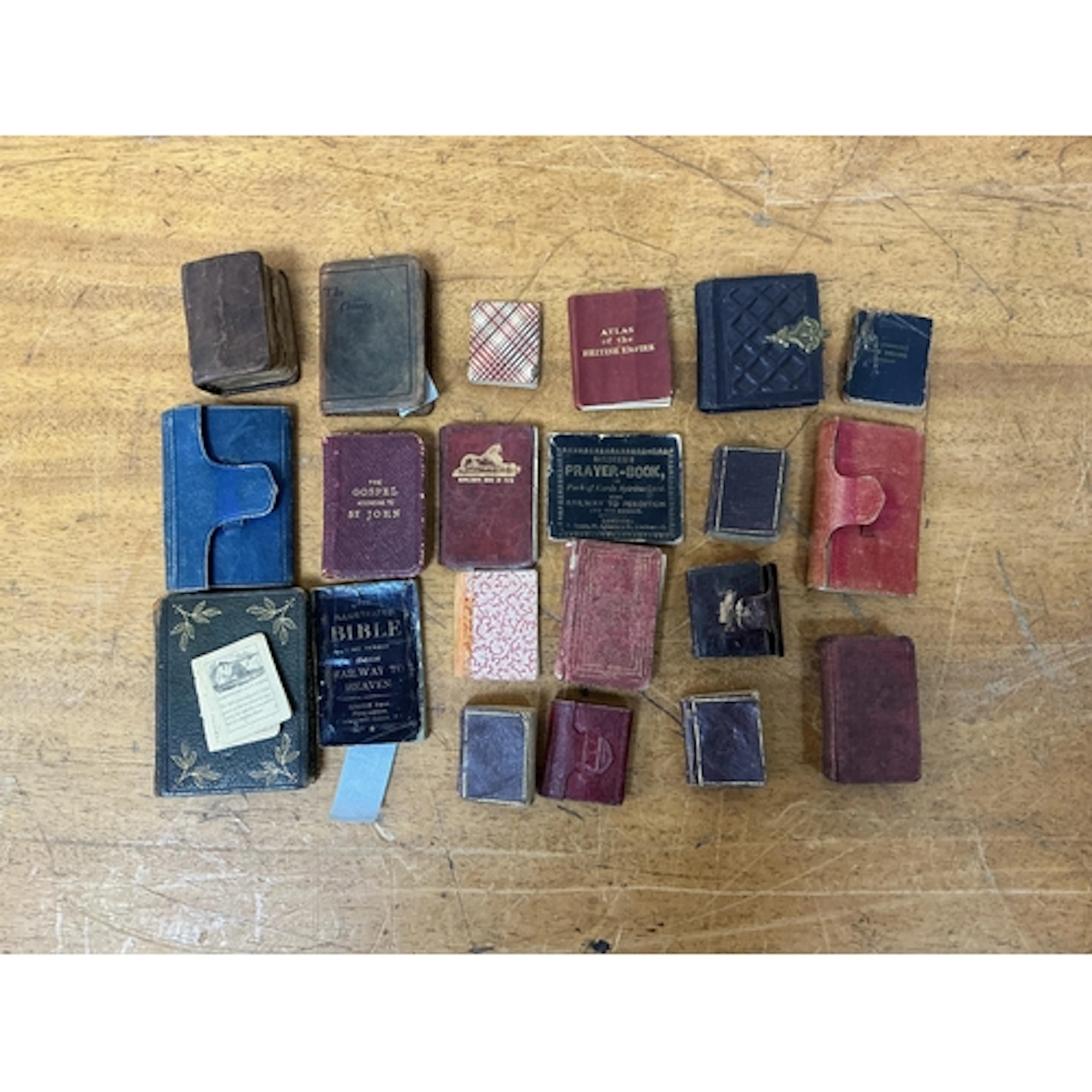 ° ° Miniature Books selection, including: Dickens, Charles -...