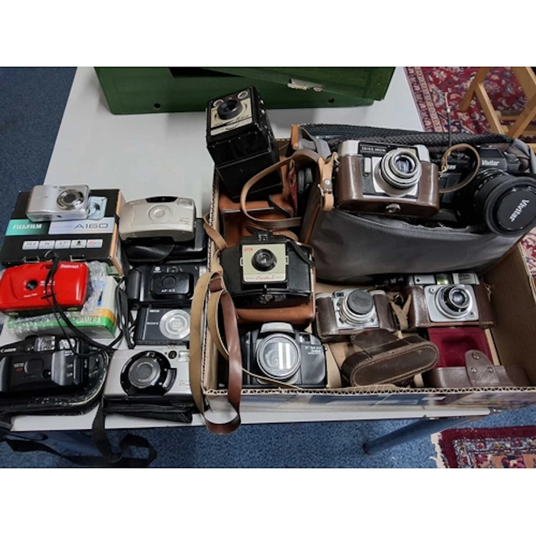 ONE BOX OF VINTAGE CAMERAS comprising a Vivitar V335 camera,...