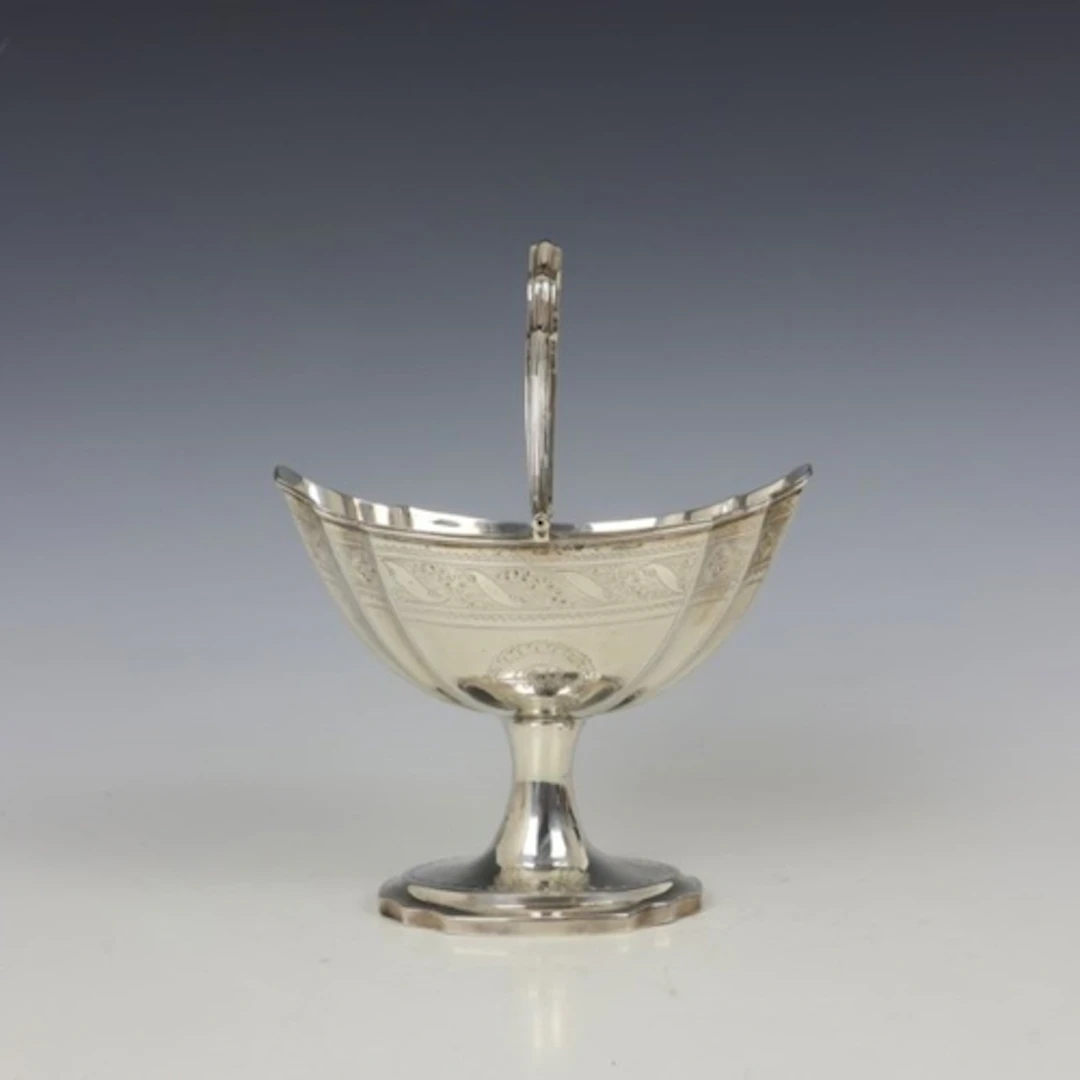 A George III silver swing handled bowl, William Doyle, Dubli...