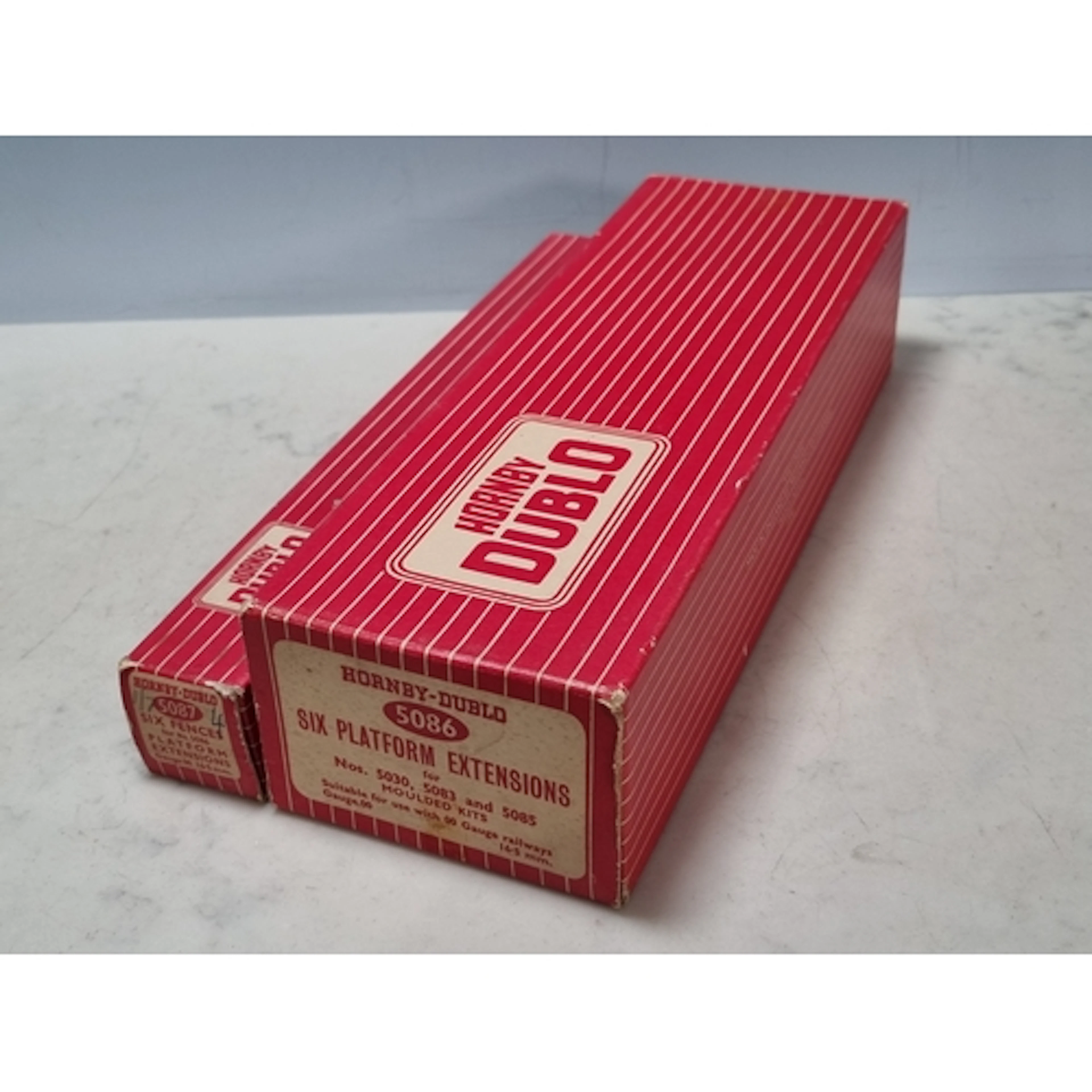 A box of Hornby Dublo 5086 Platforms and box of 5087 Fences,...