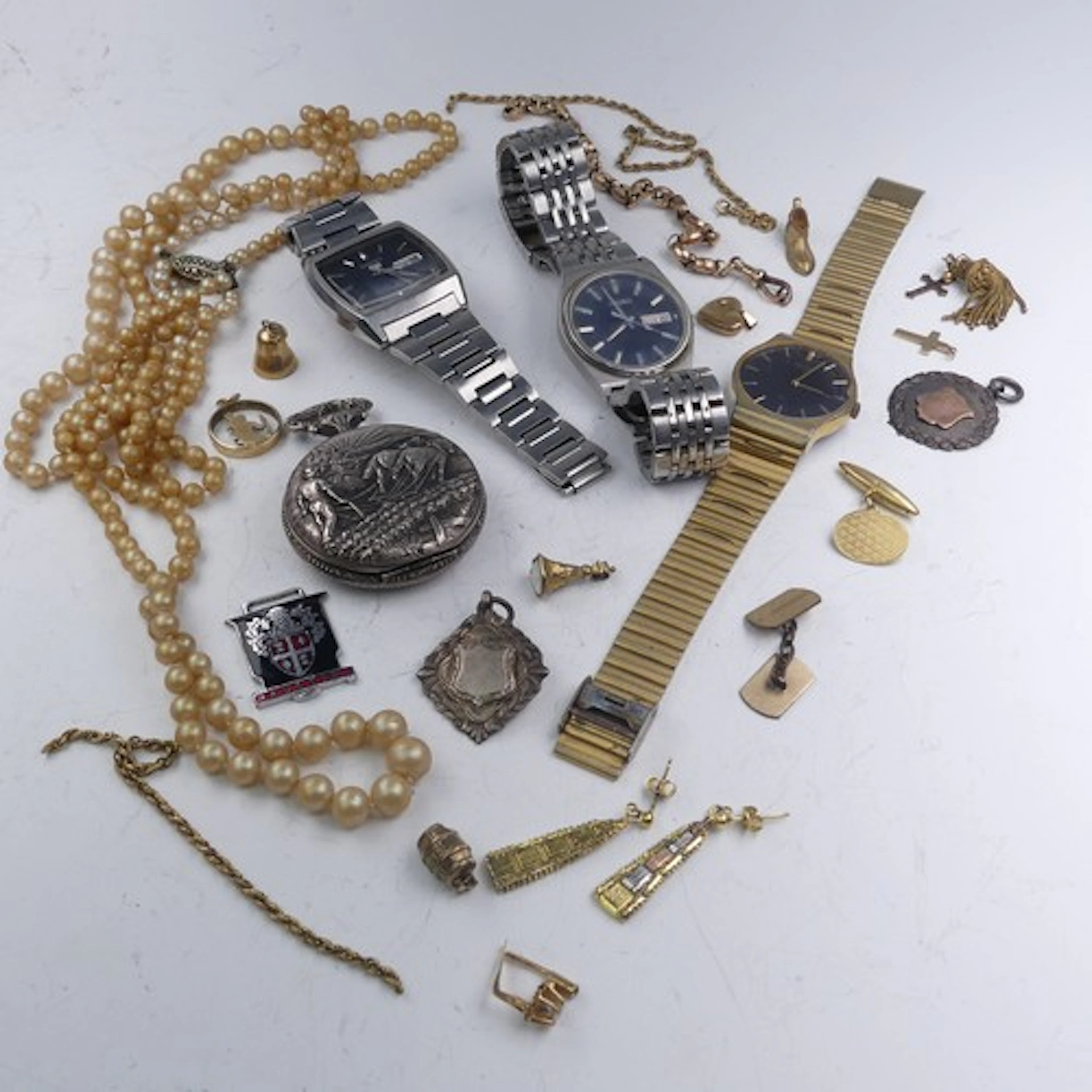 A quantity of Jewellery and Costume Jewellery, including 18c...