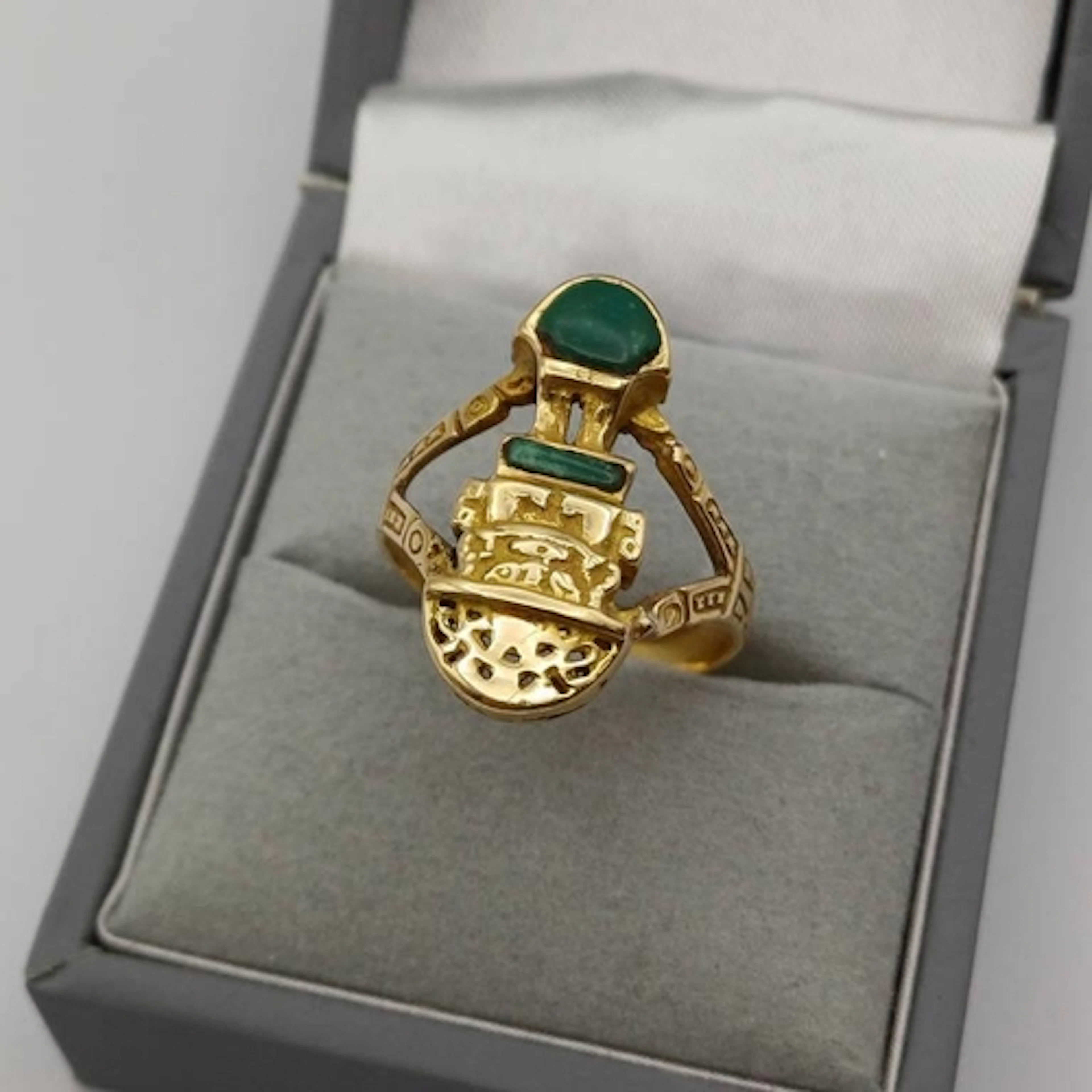 18K GOLD TURQUOISE SET AZTEC DESIGN RING - 5.2G, RING SIZE L...