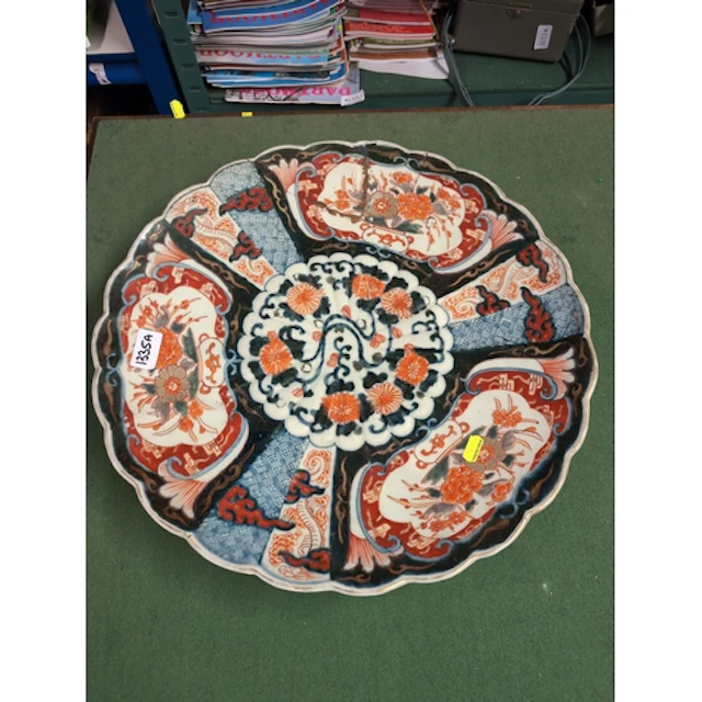 Large imari charger with scalloped edge and hand-painted flo...