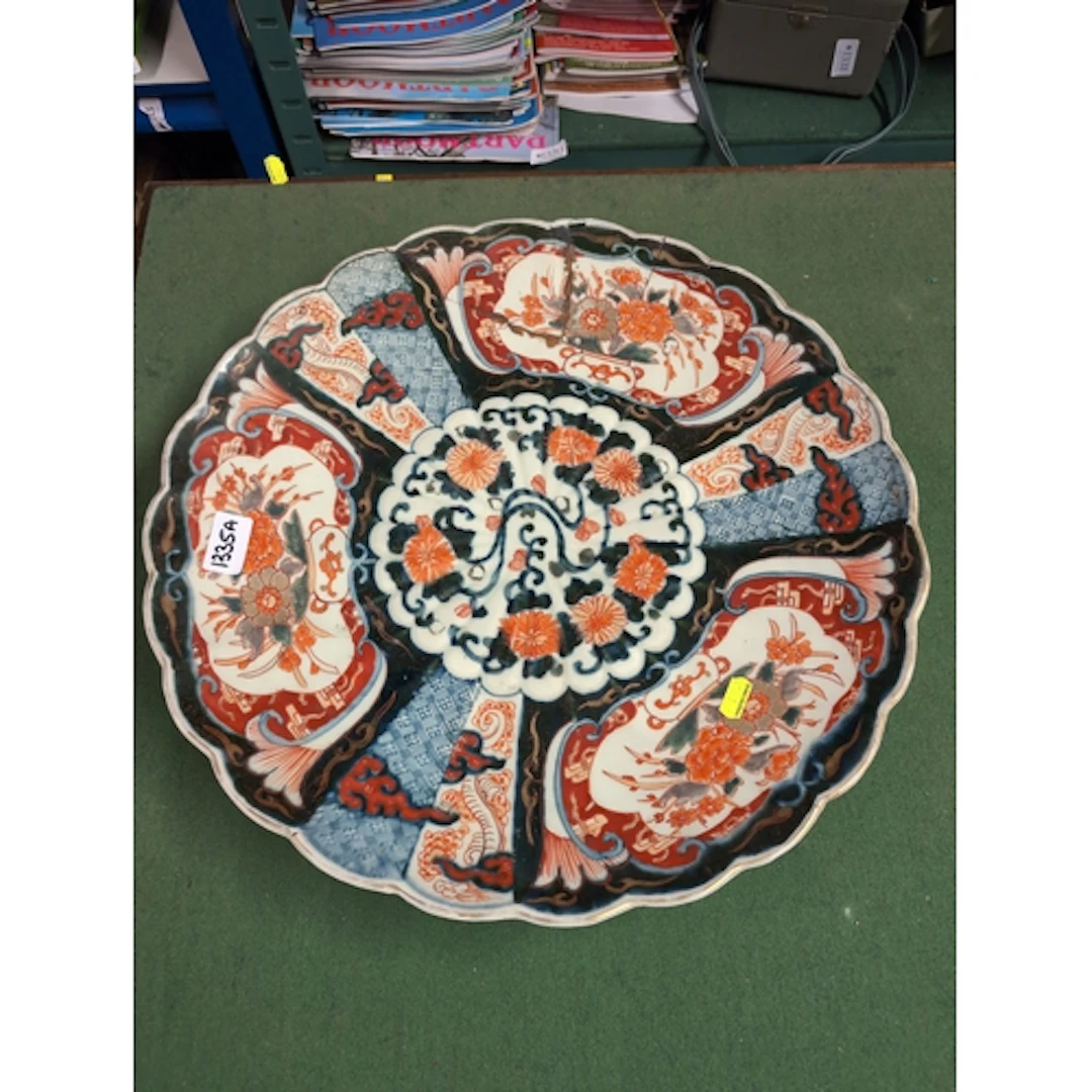Large imari charger with scalloped edge and hand-painted flo...