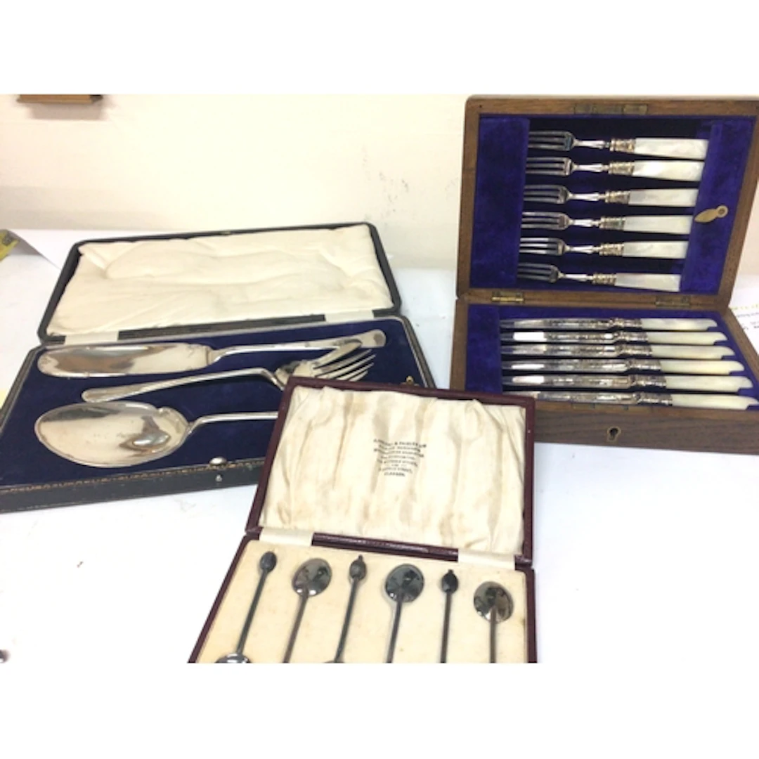 An oak case containing silver plate and mother of pear...