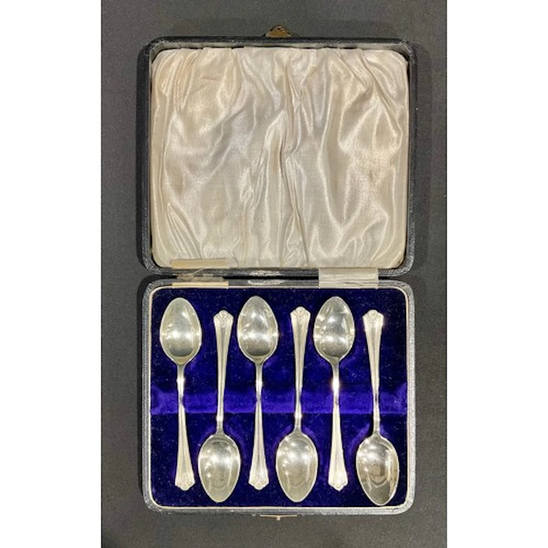 A set of six George V silver teaspoons, each 10.5cm long, Bi...