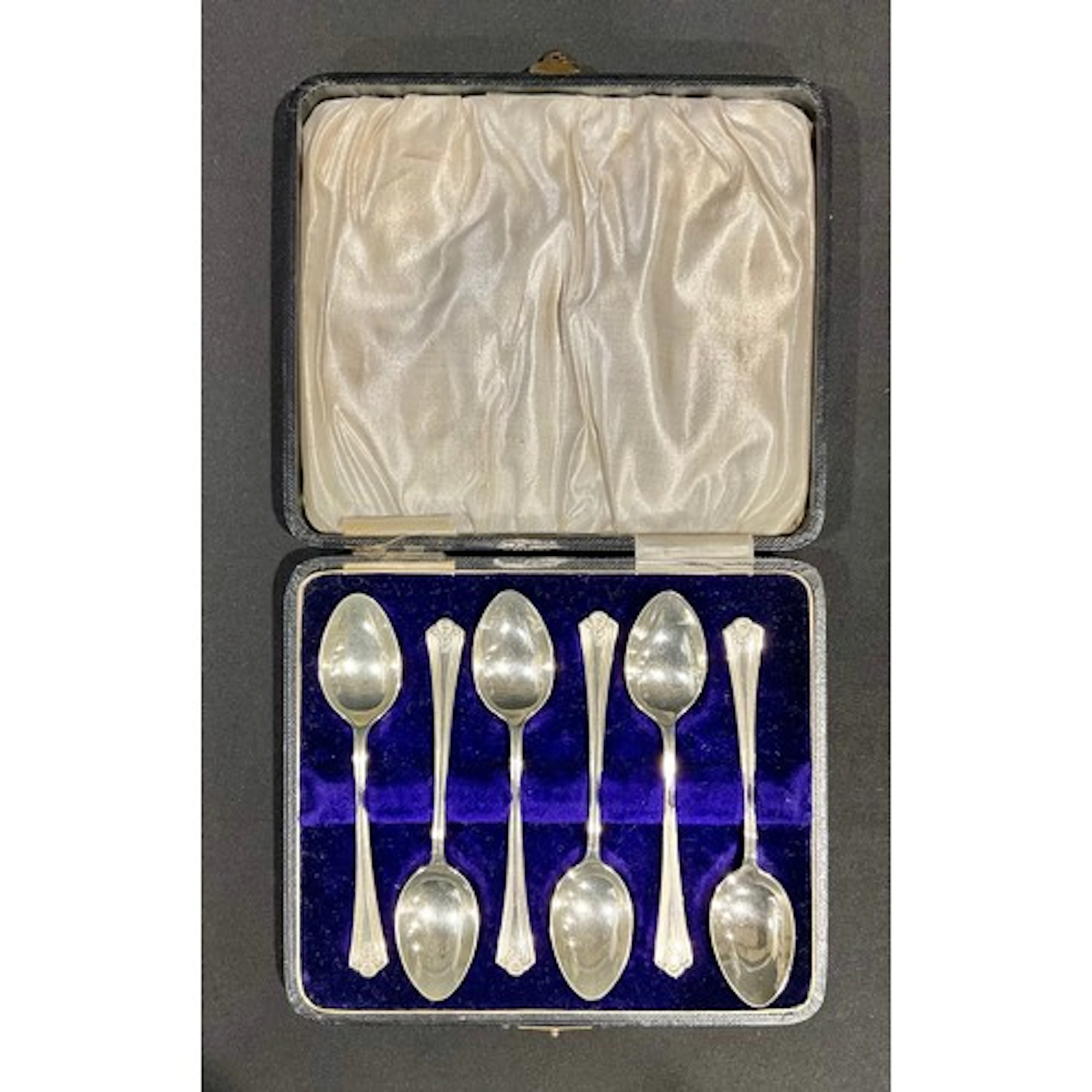 A set of six George V silver teaspoons, each 10.5cm long, Bi...