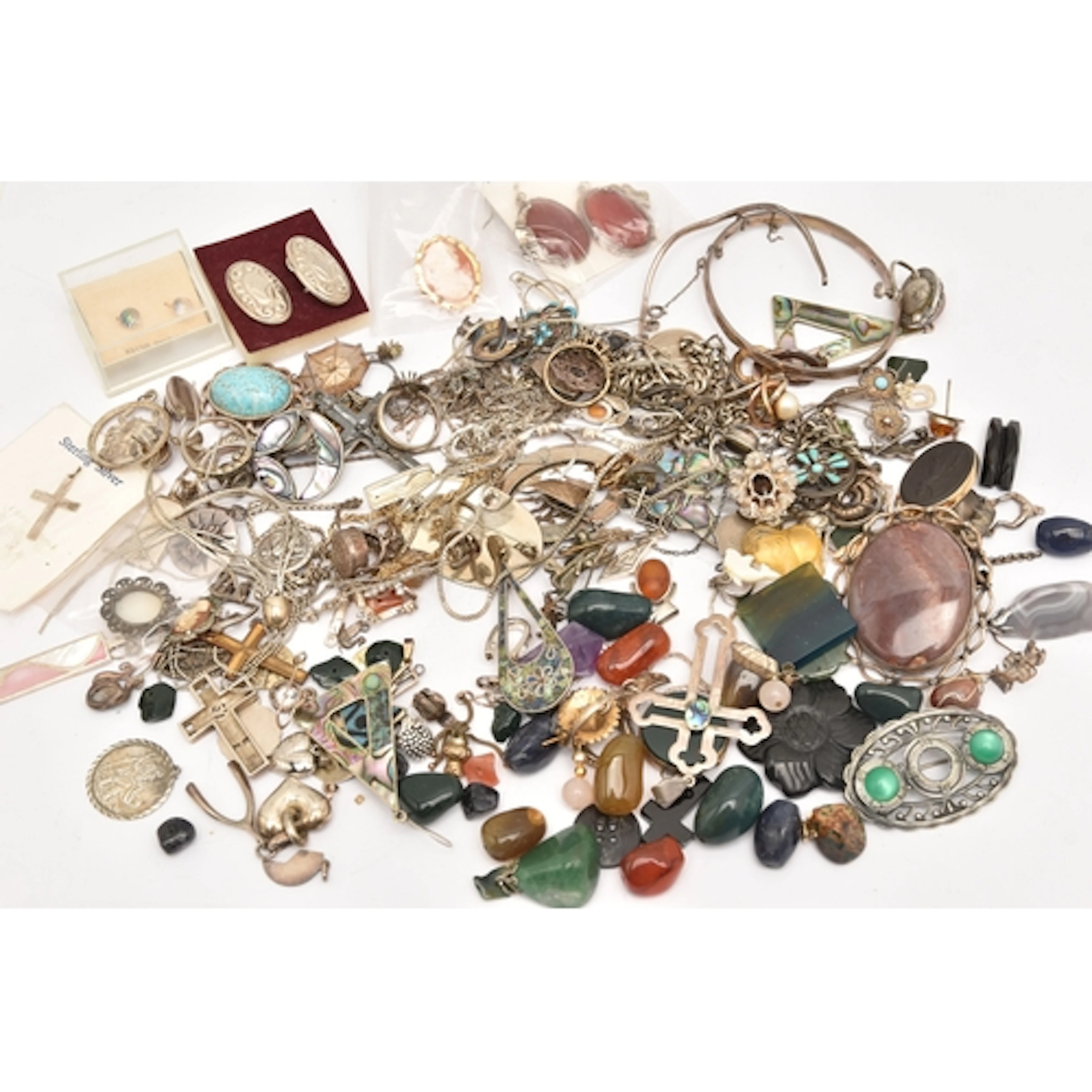 AN ASSORTMENT OF WHITE METAL JEWELLERY AND SEMI-PRECIOUS GEM...