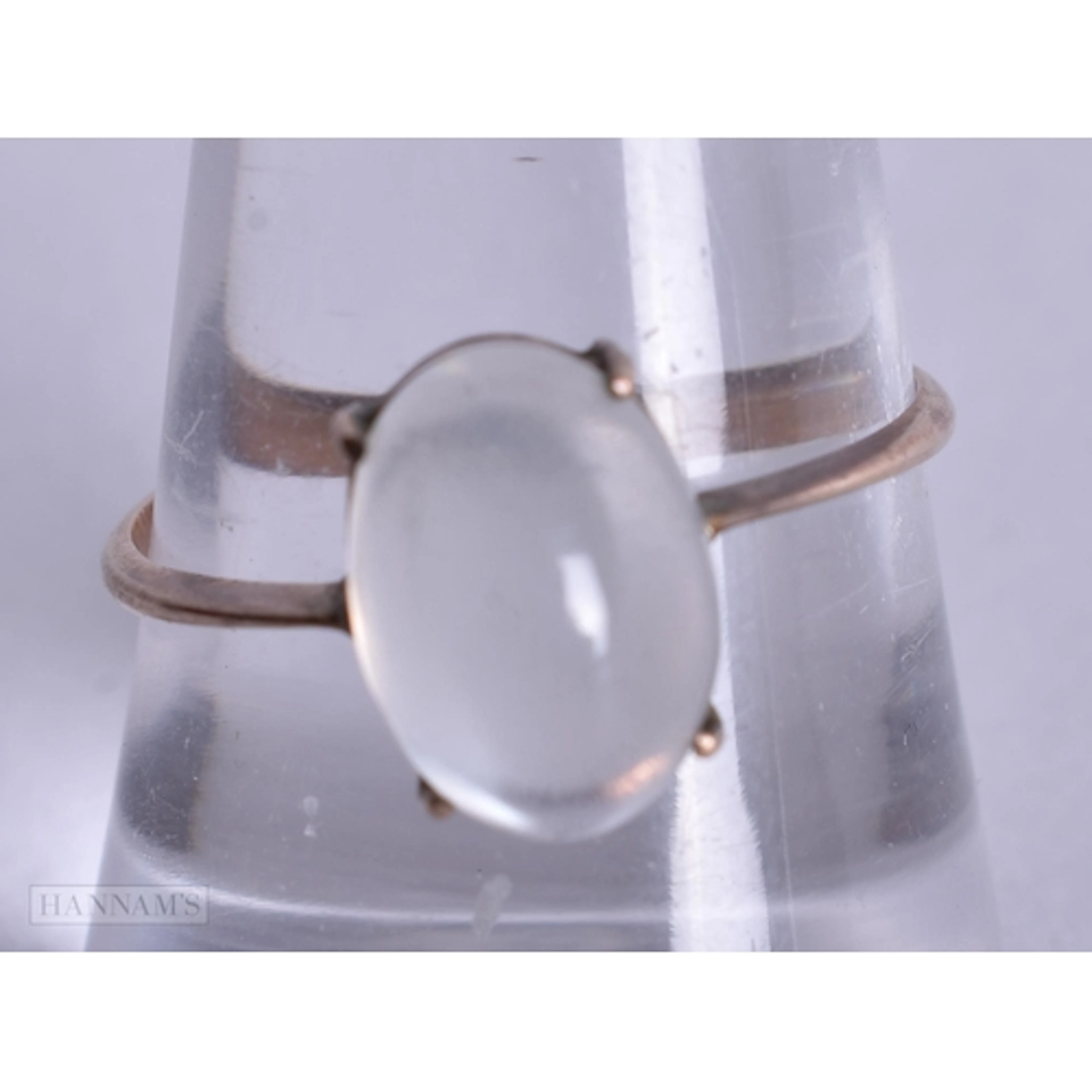 9ct gold moonstone cabochon ring (1.4g). Q.