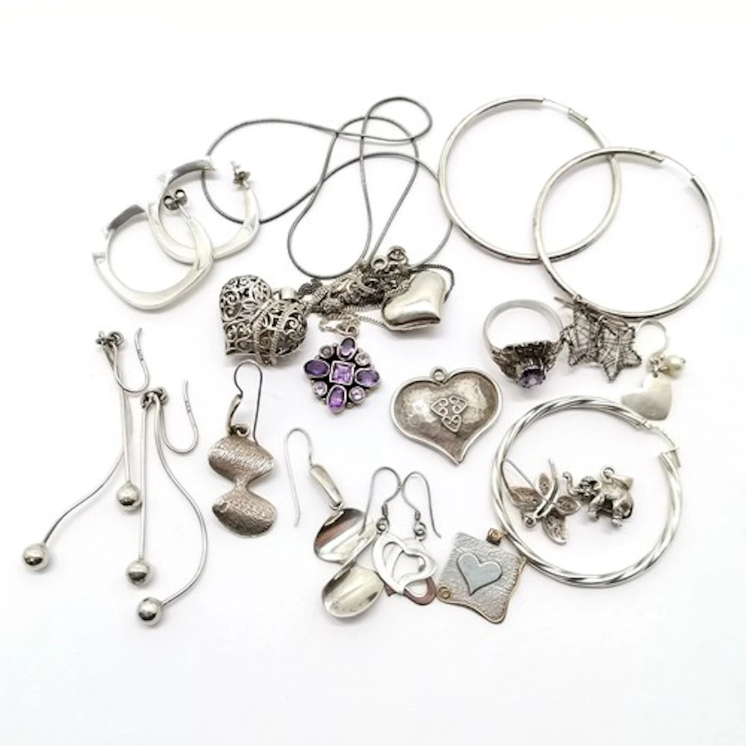 Qty of silver jewellery inc earrings (some odd), purple ston...
