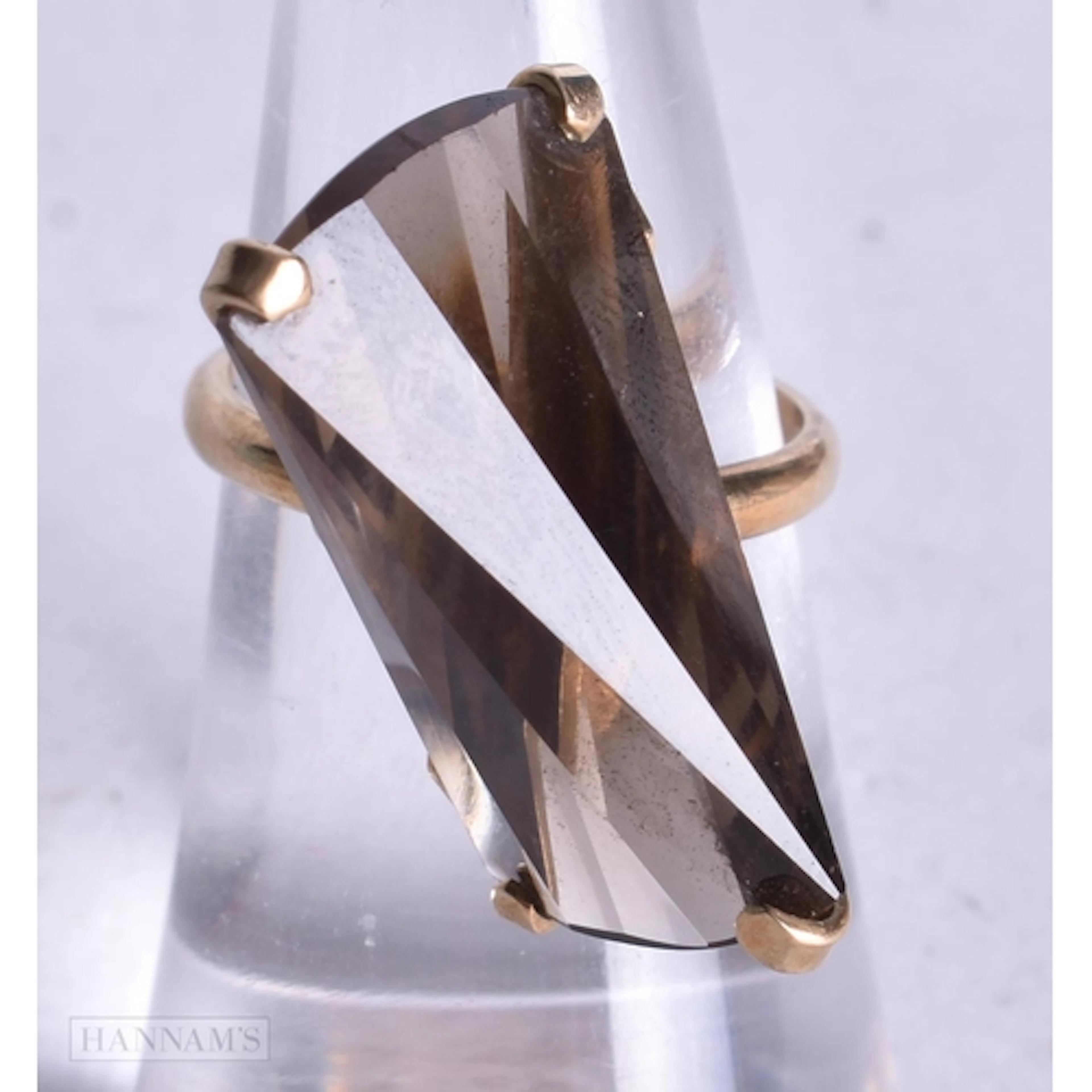 9ct gold smoky quartz cocktail ring (6.2g). L.