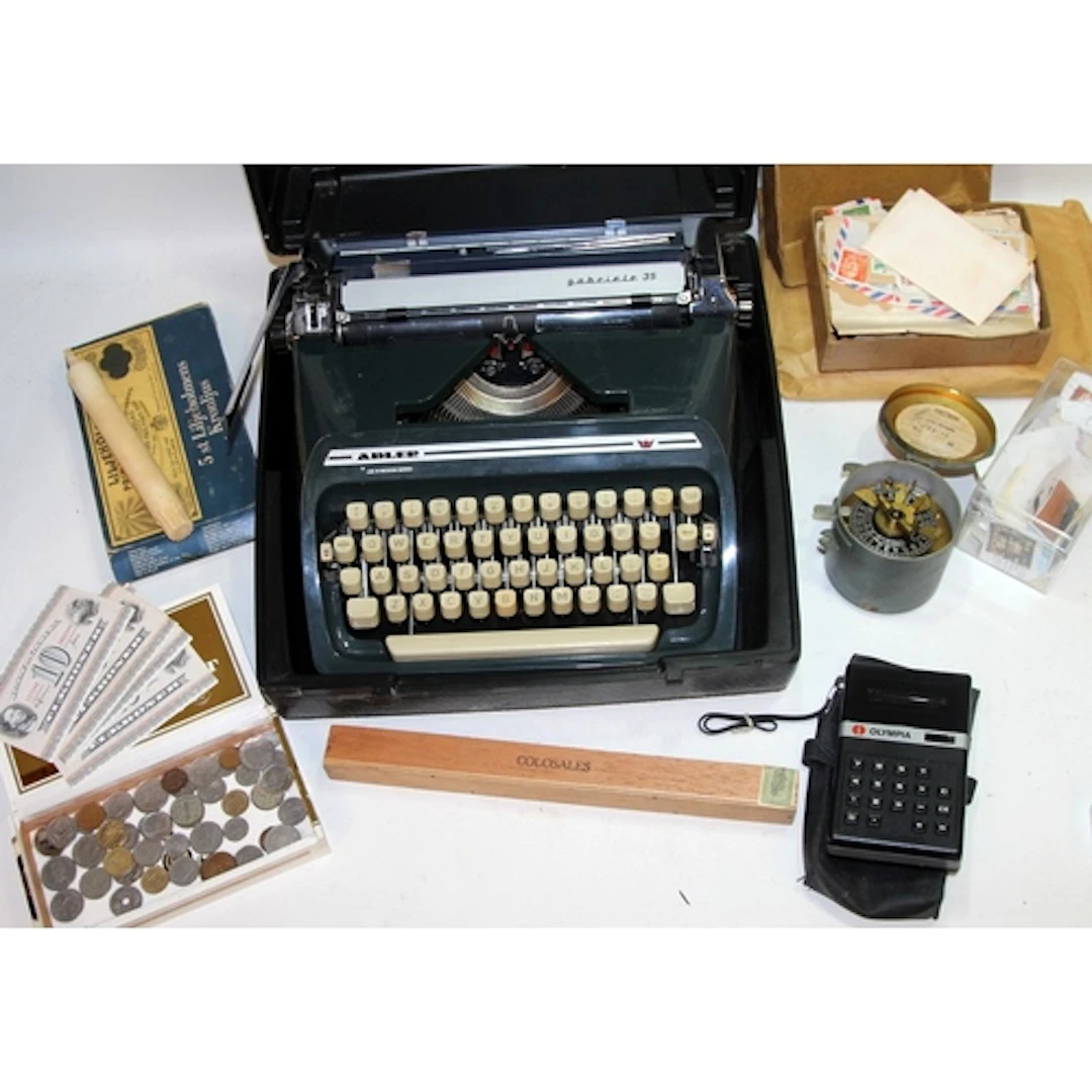 A quantity of mixed collectibles to include coins and bankno...