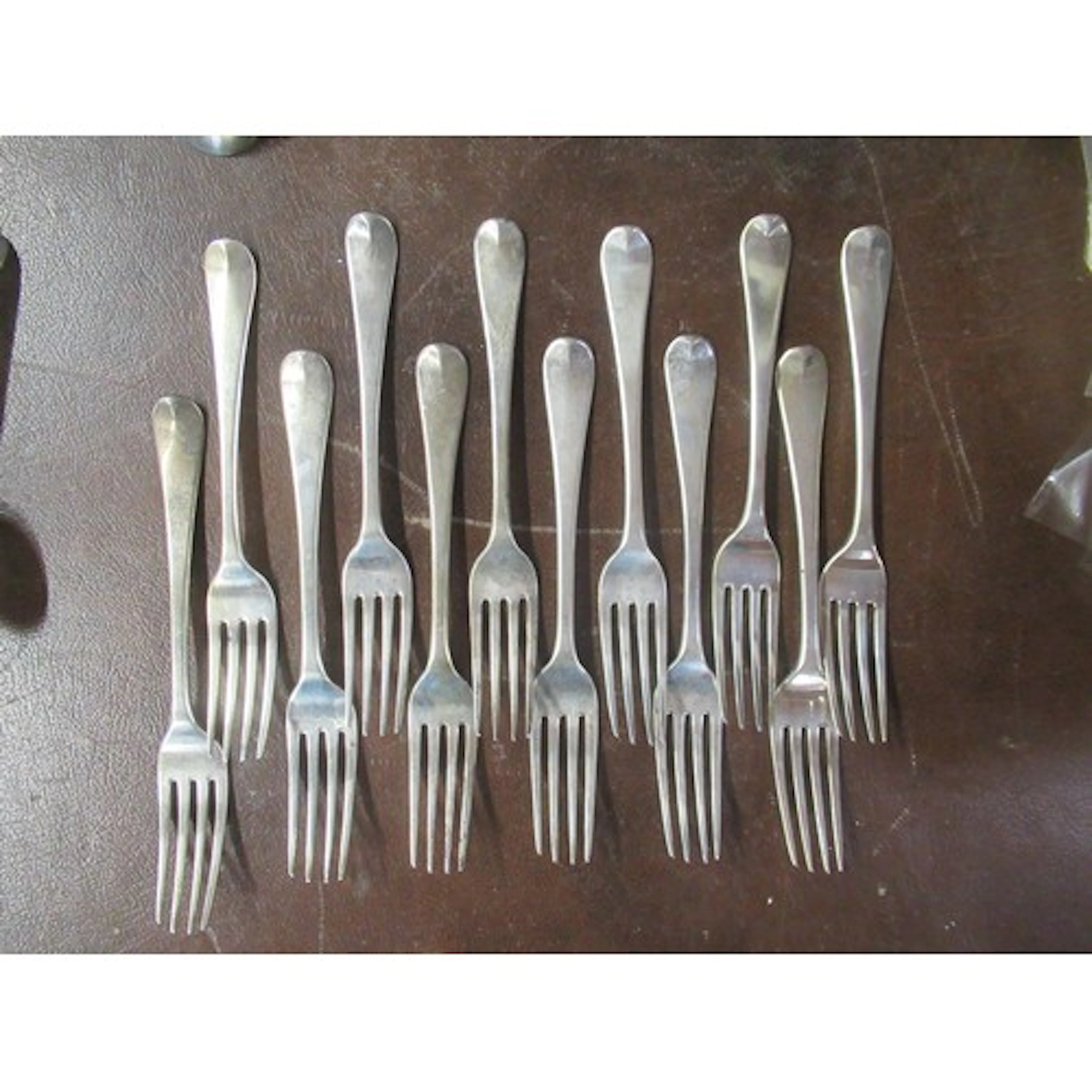 A set of 12 Georgian silver dinner forks, weight 23oz