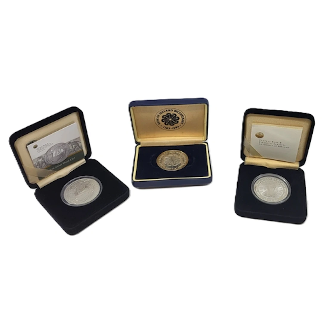 A PAIR OF IRISH 10 EURO SILVER COINS, 2005 Hamilton & 2009 P...