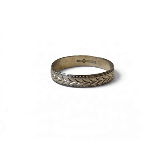 A good 9-carat gold ring of attractive design, featuring fin...