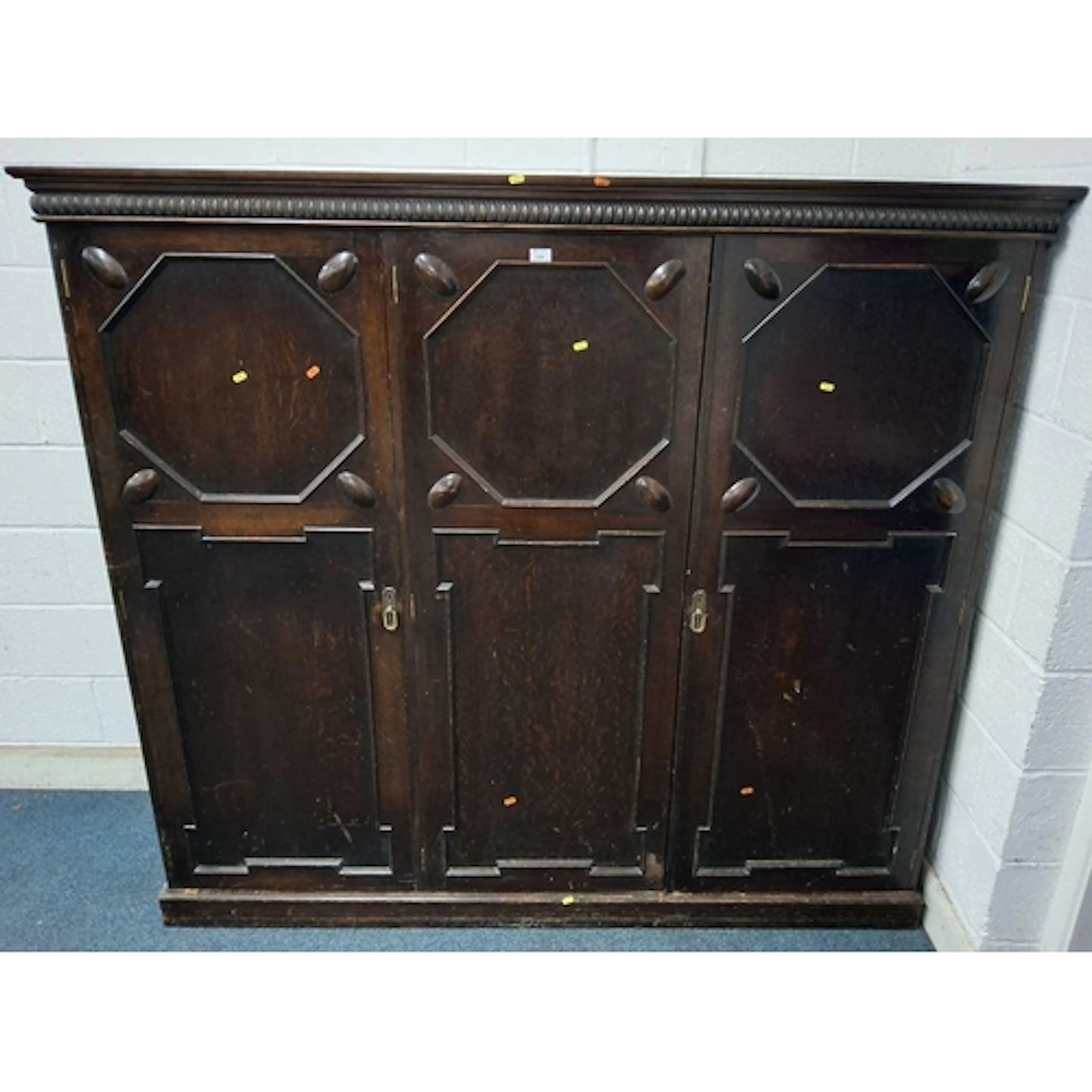 AN EARLY 20TH CENTURY OAK LINEN-PRESS, fitted with three doo...
