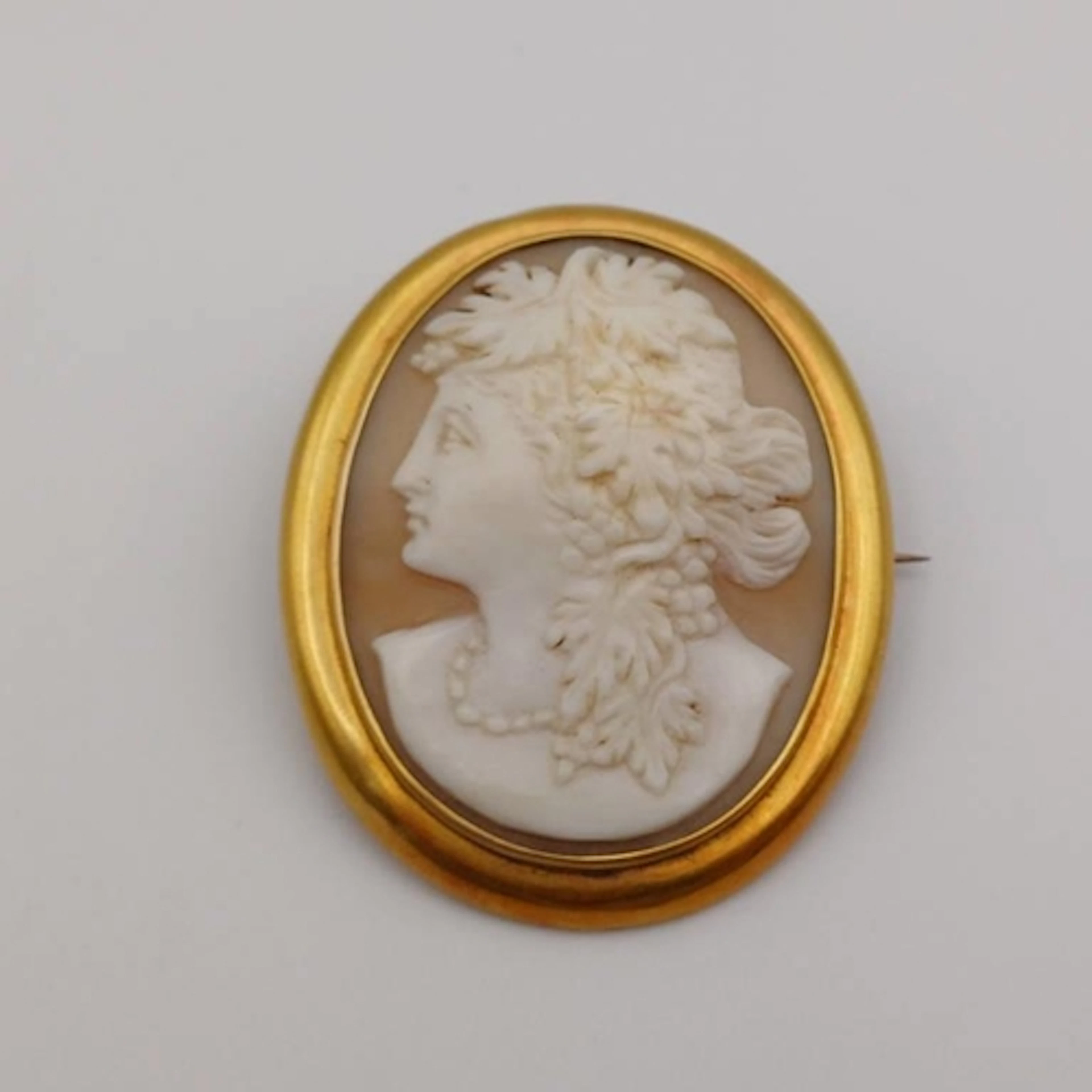 19TH CENTURY GOLD OVAL GOLD CAMEO BROOCH - 17.0 G