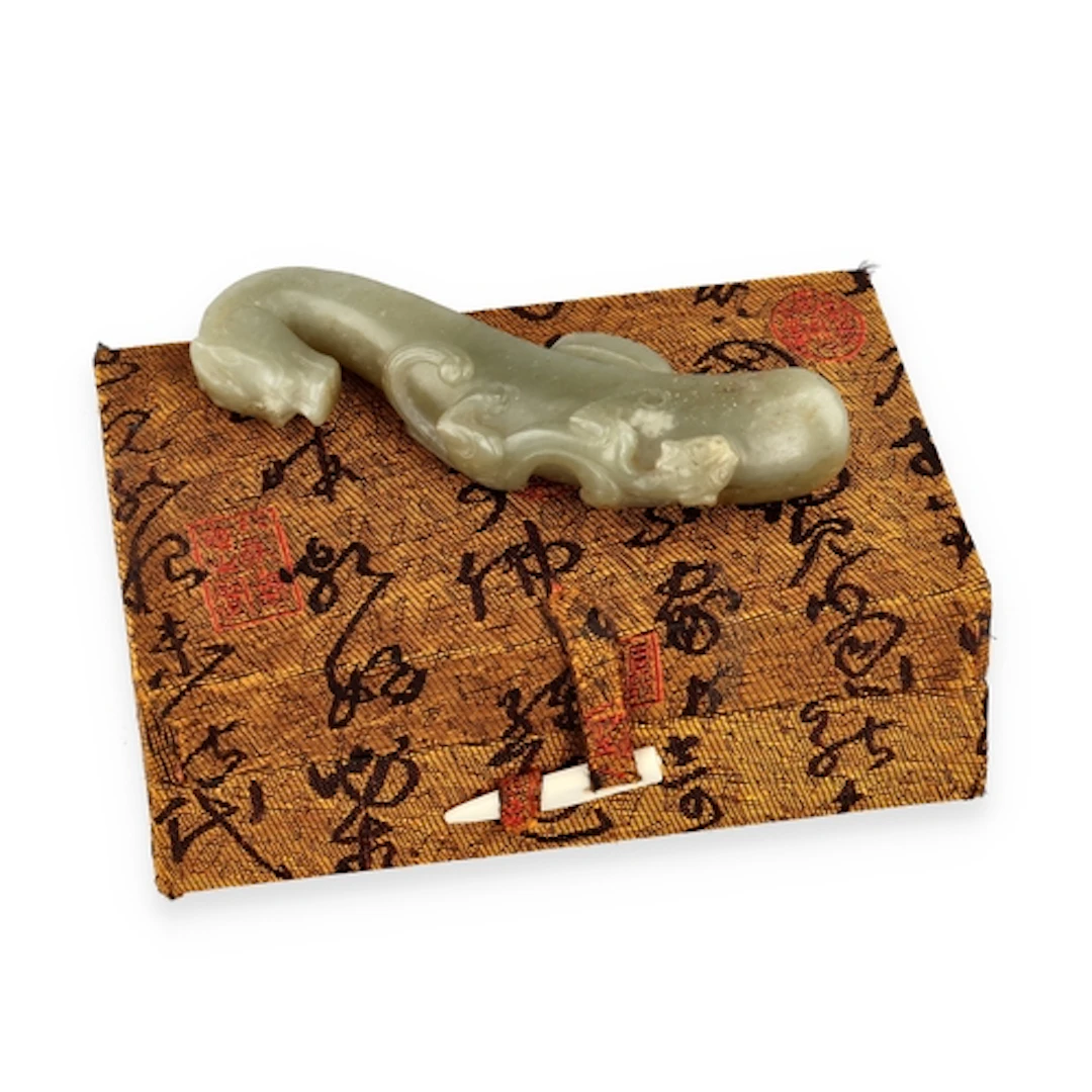 A CHINESE JADE BELT HOOK 10 cm