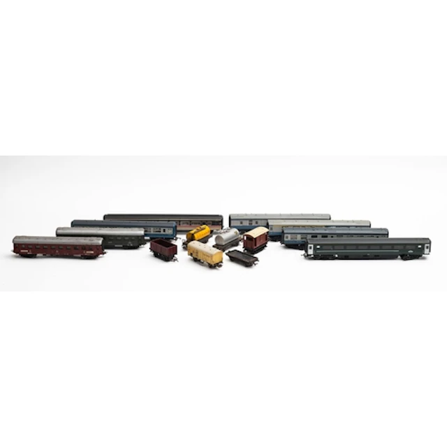 A mixed collection of OO/HO gauge passenger coaches and good...
