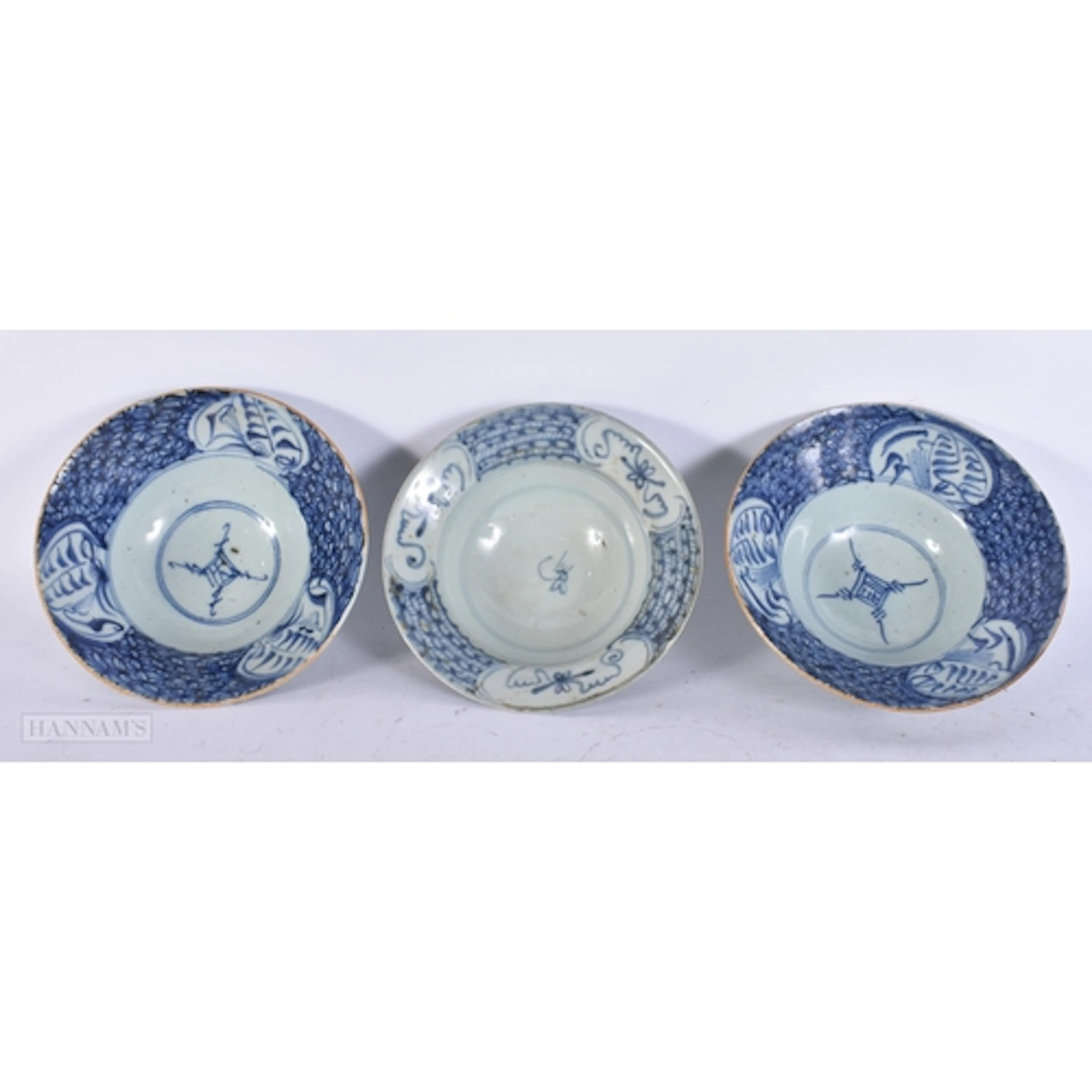 THREE 17TH/18TH CENTURY CHINESE BLUE AND WHITE PROVINCIAL BO...