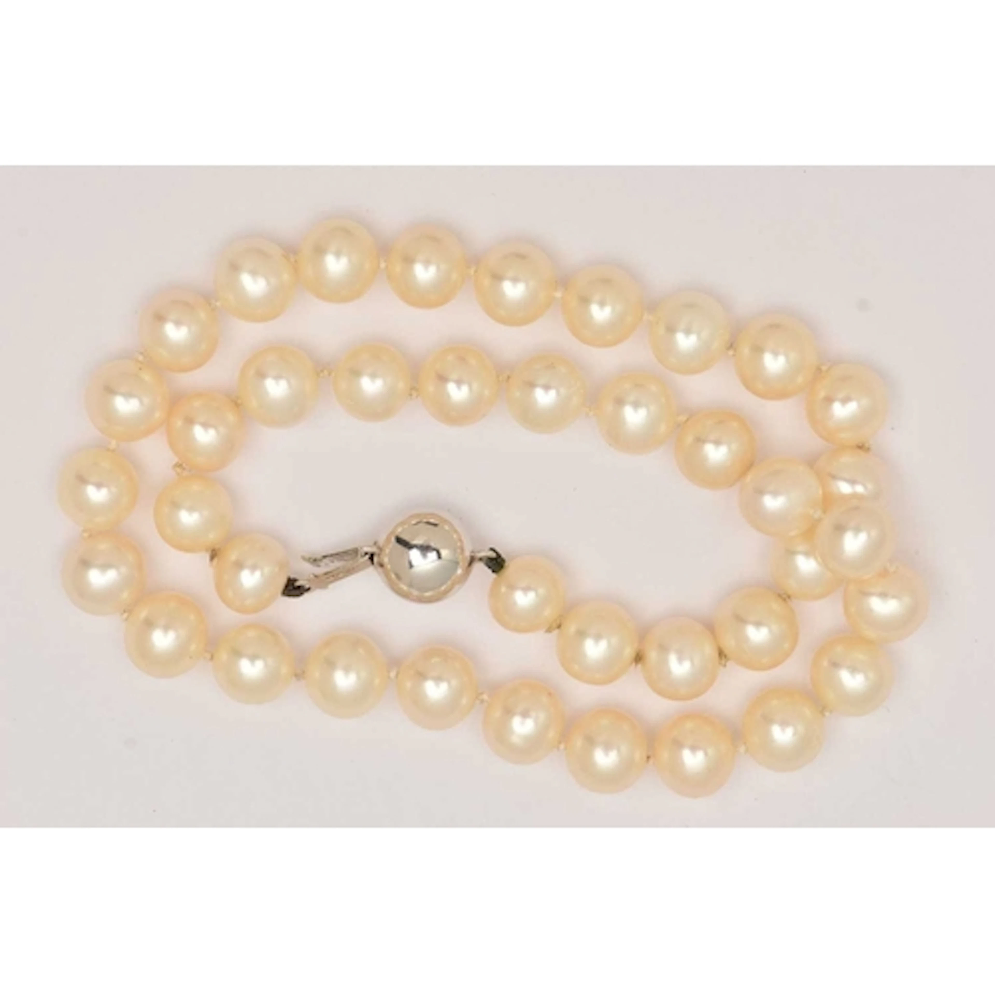 A SINGLE STRAND CULTURED PEARL NECKLACE, individually knotte...