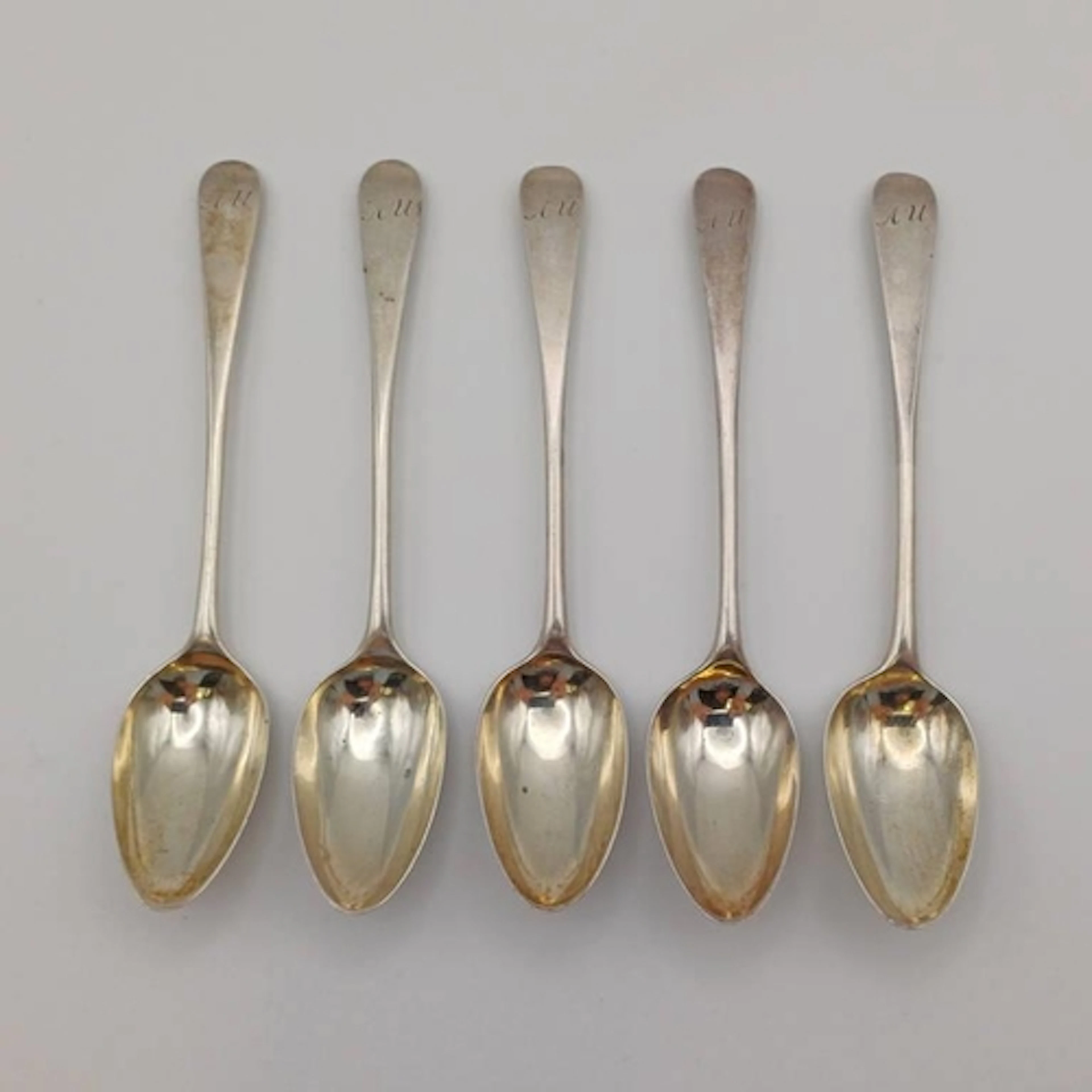 A SET OF 5 GEORGIAN SCOTTISH SILVER TEASPOONS. 64G