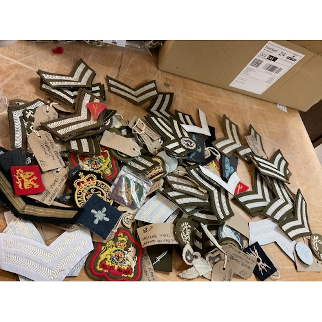 Large qty of embroidered military badges to inc original WWI...
