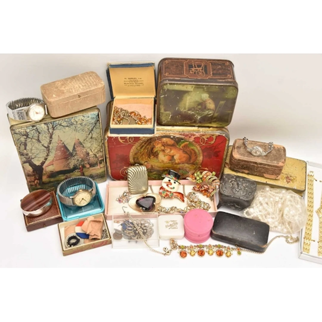 ASSORTED COSTUME JEWELLERY AND ITEMS, to include costume jew...