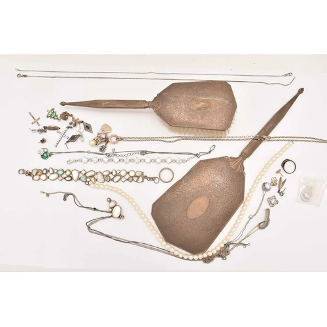 AN ASSORTMENT OF SILVER AND WHITE METAL ITEMS, to include a ...