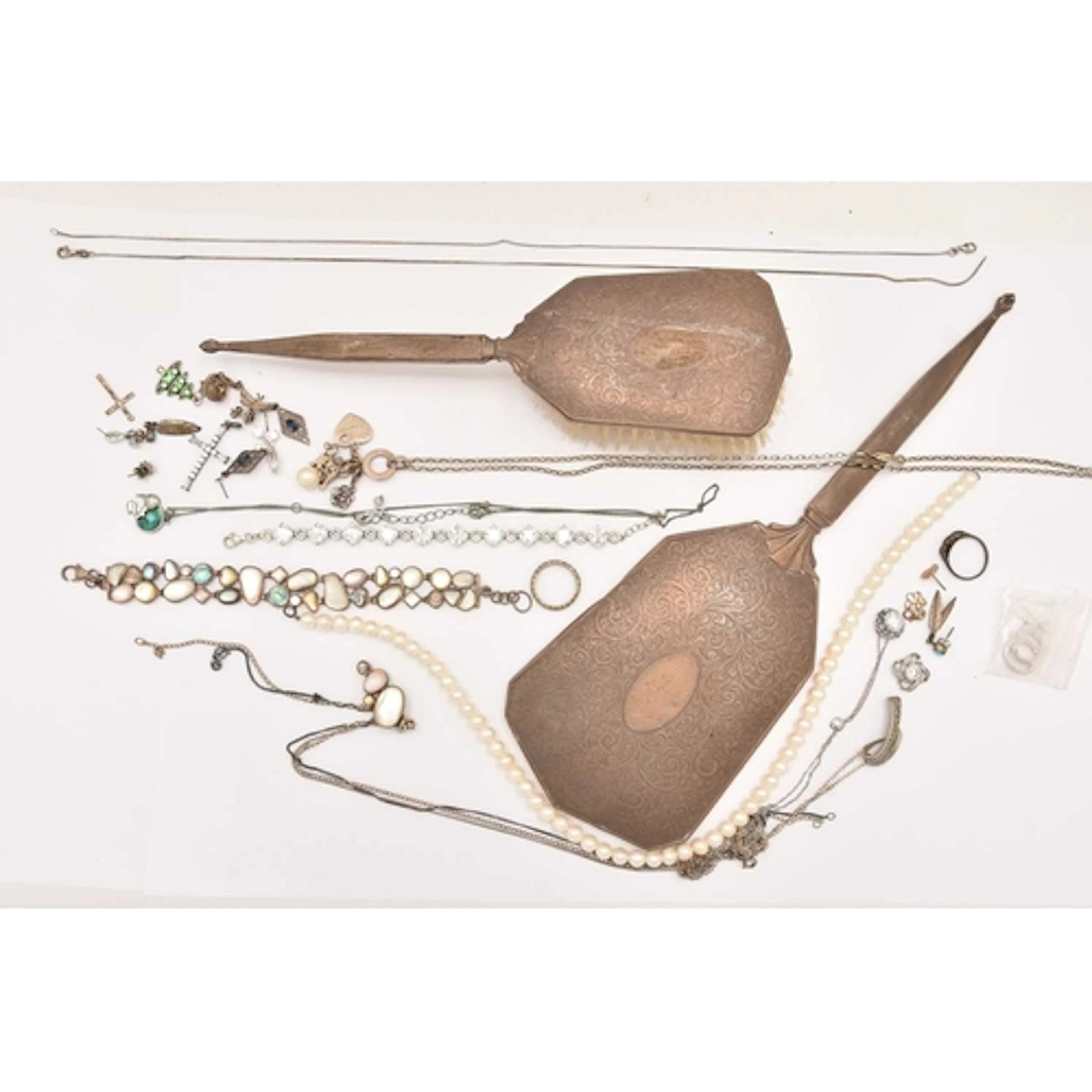AN ASSORTMENT OF SILVER AND WHITE METAL ITEMS, to include a ...