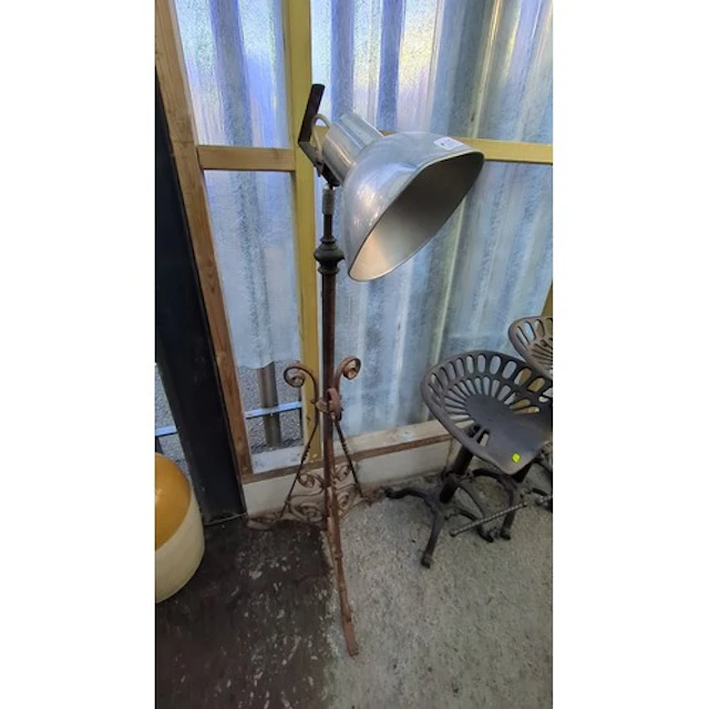 Industrial-style floor lamp with an adjustable aluminium sha...