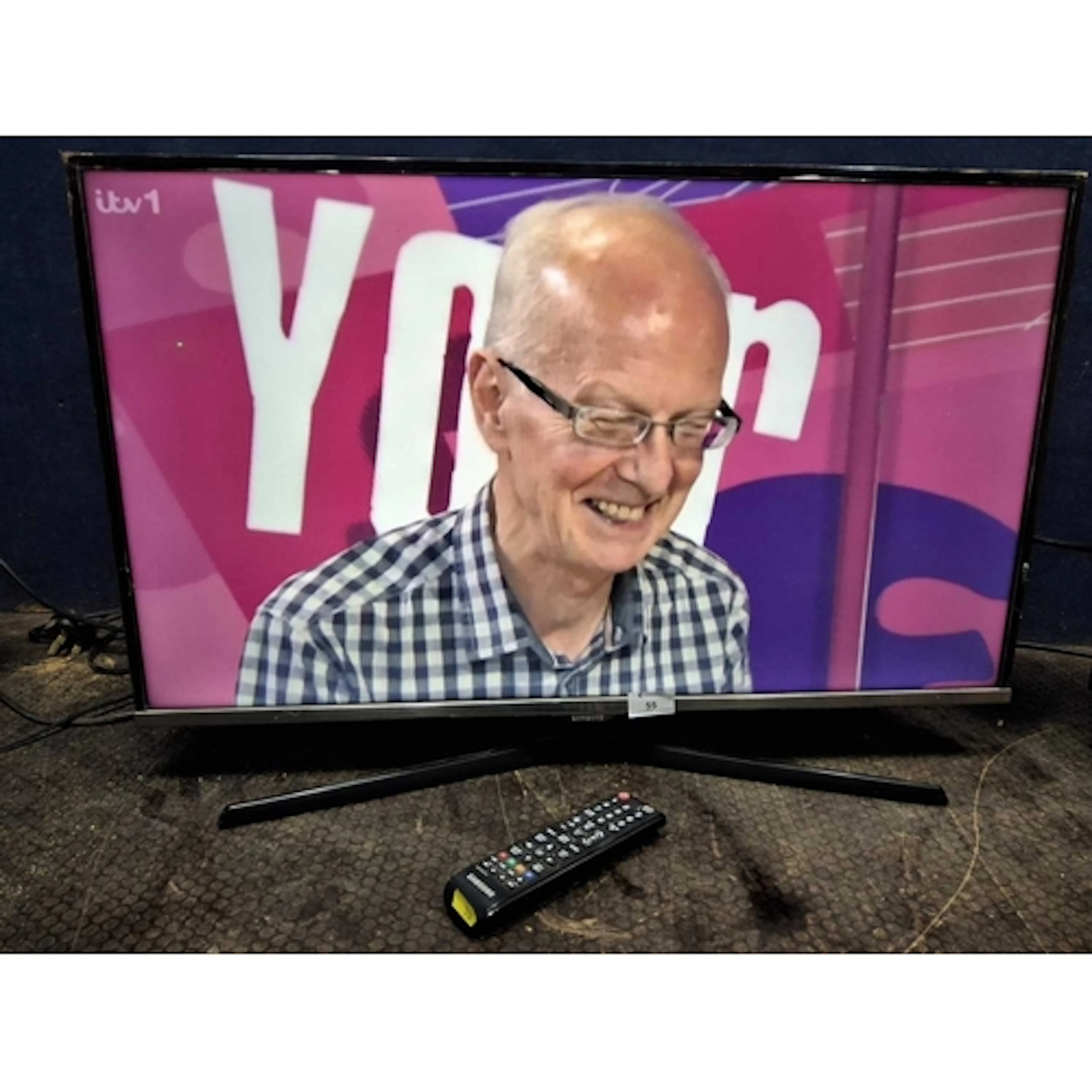 A SAMSUNG UE32J5100AK 32'' LCD TV, with one remote (PAT pass...