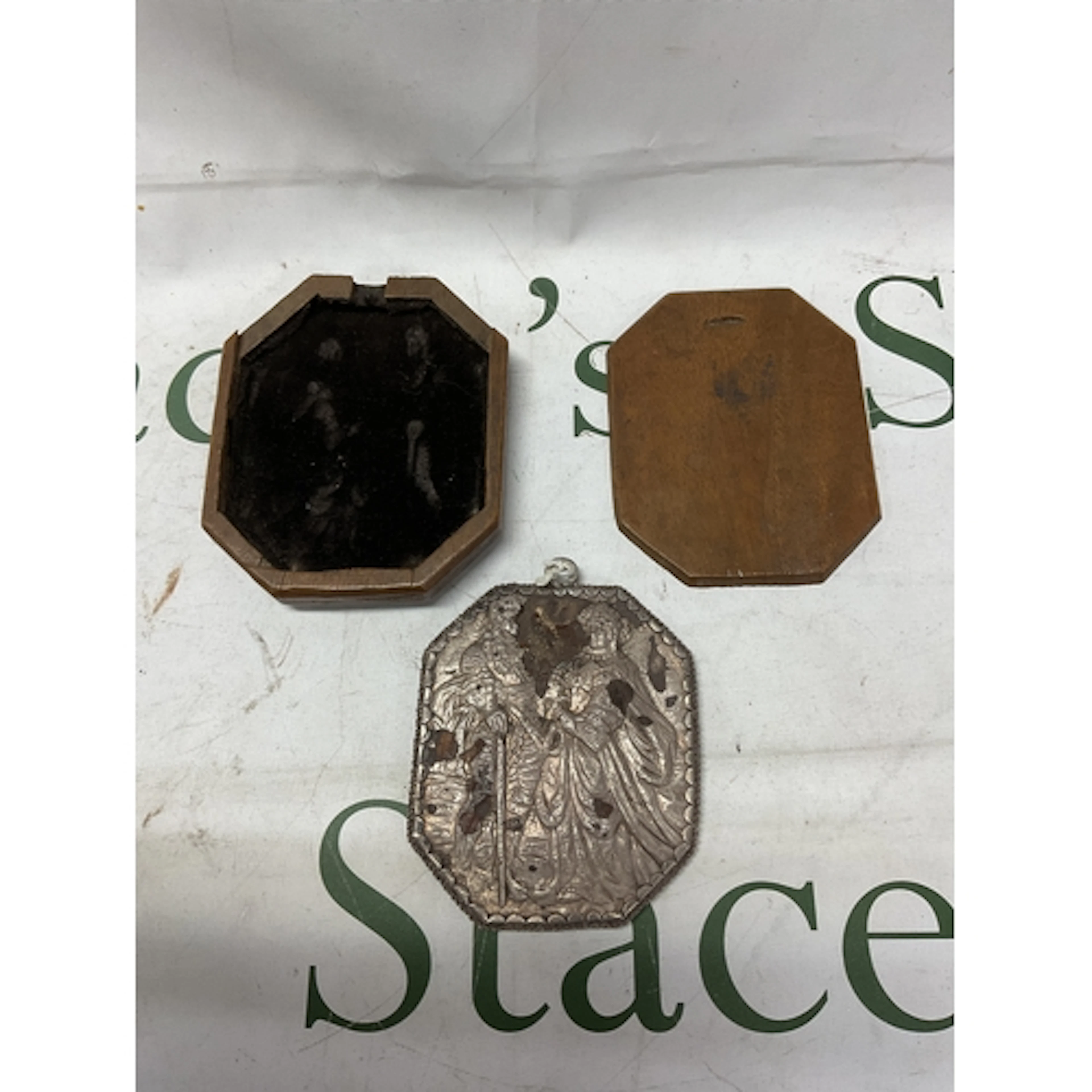 17th C French or Dutch hand mirror in wooden case, with silv...