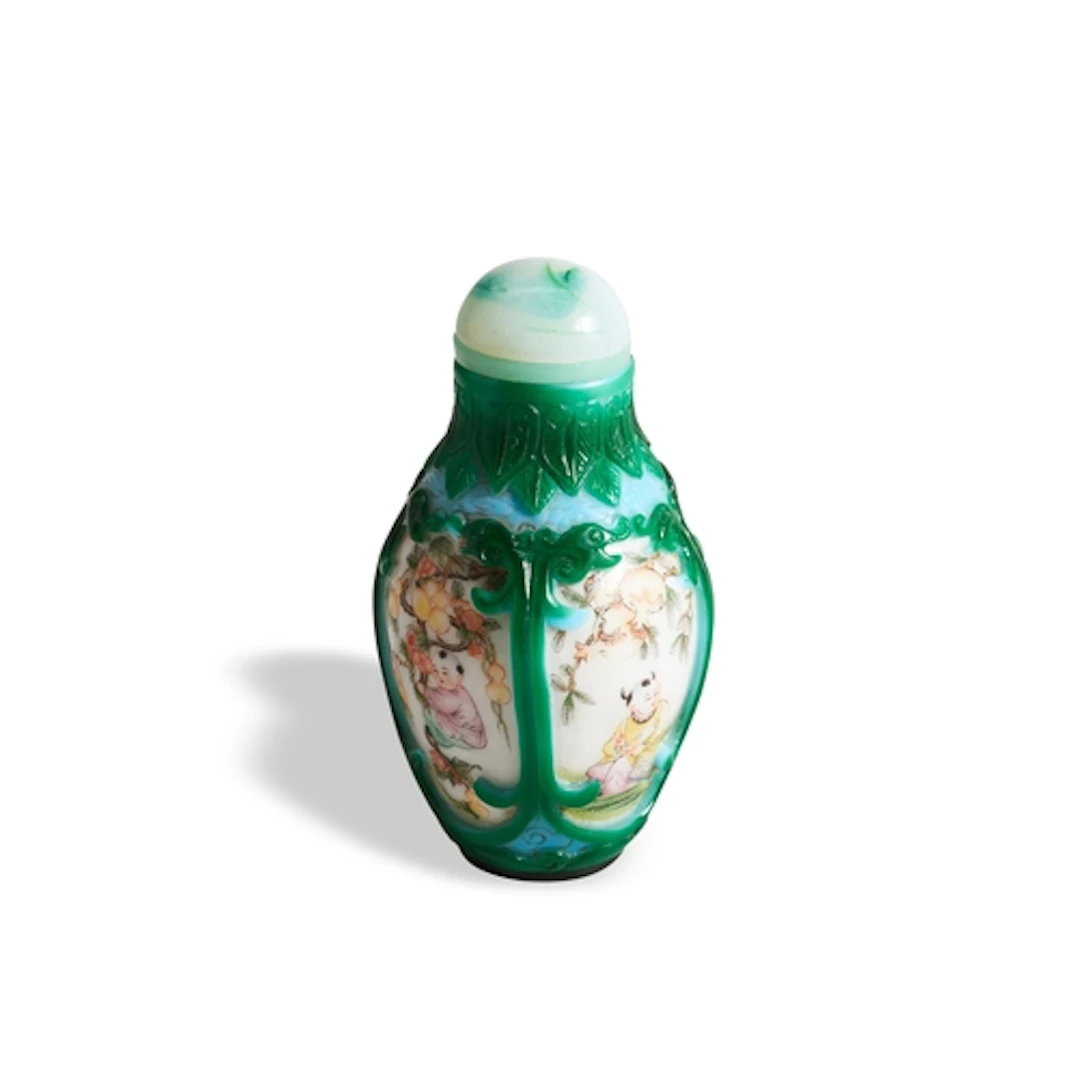 A GREEN-OVERLAY AND PAINTED GLASS SNUFF BOTTLE LATE QING DYN...