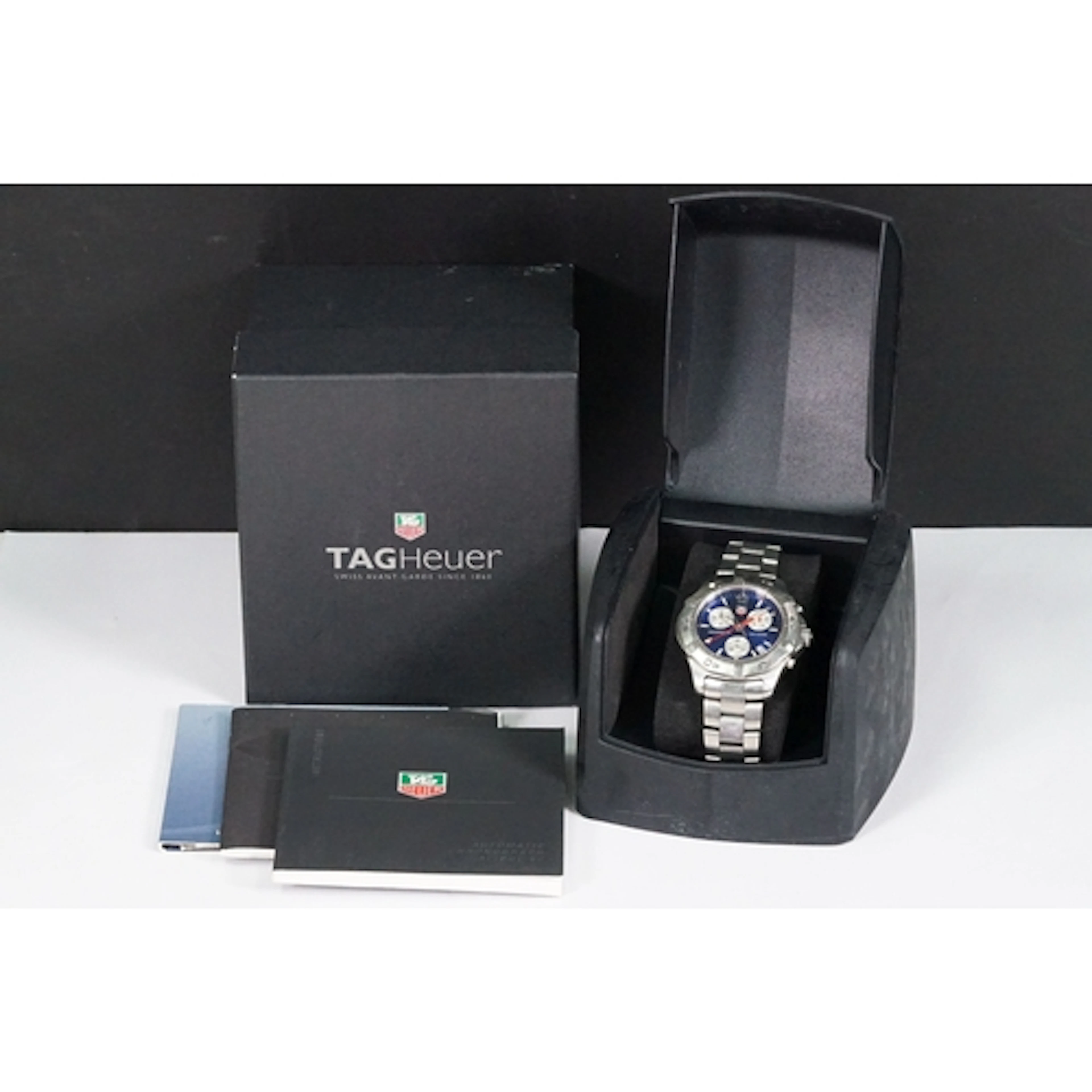Tag Heuer Aquaracer wrist watch having a round face with blu...