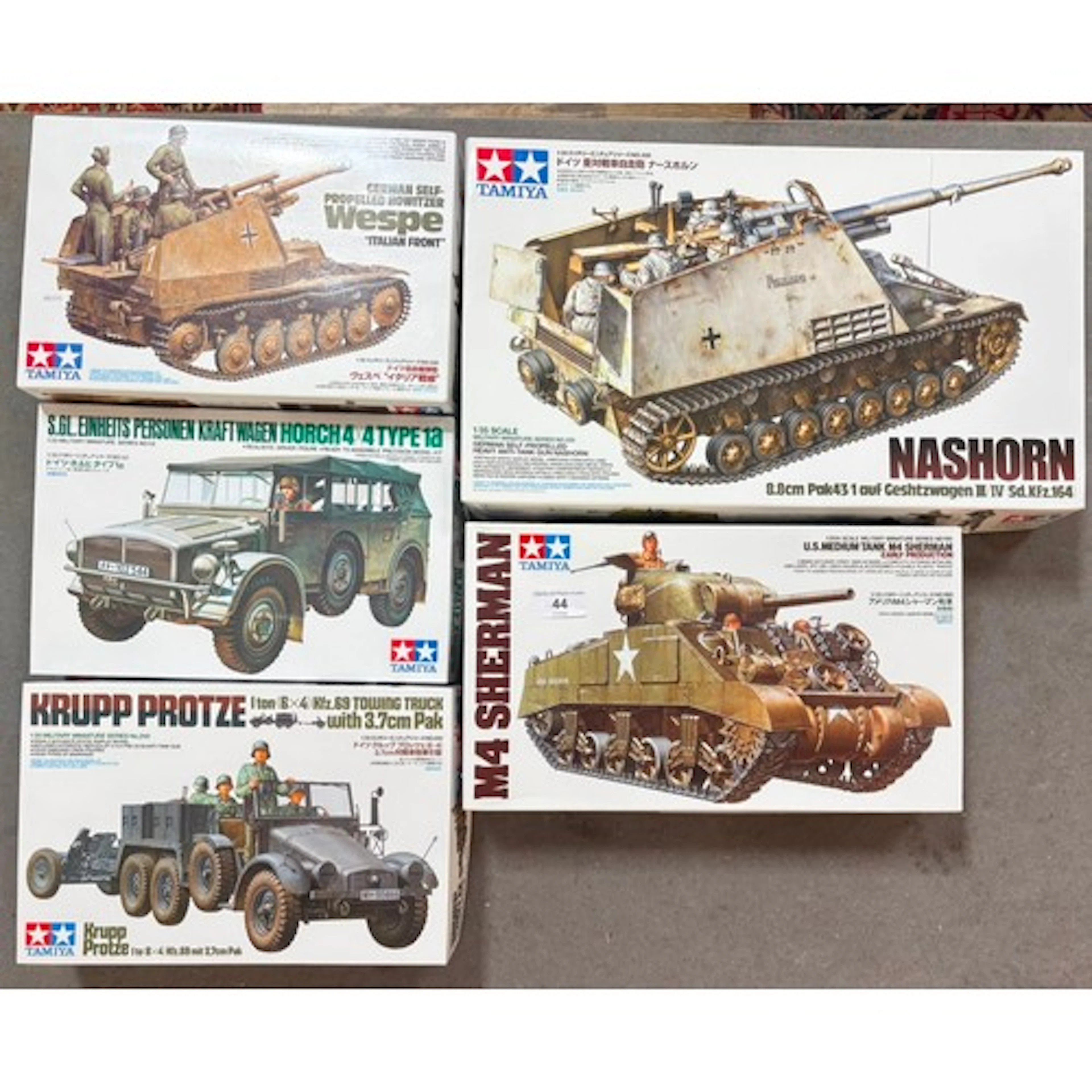 A group of five assorted Tamiya military model kits, 1:35 sc...