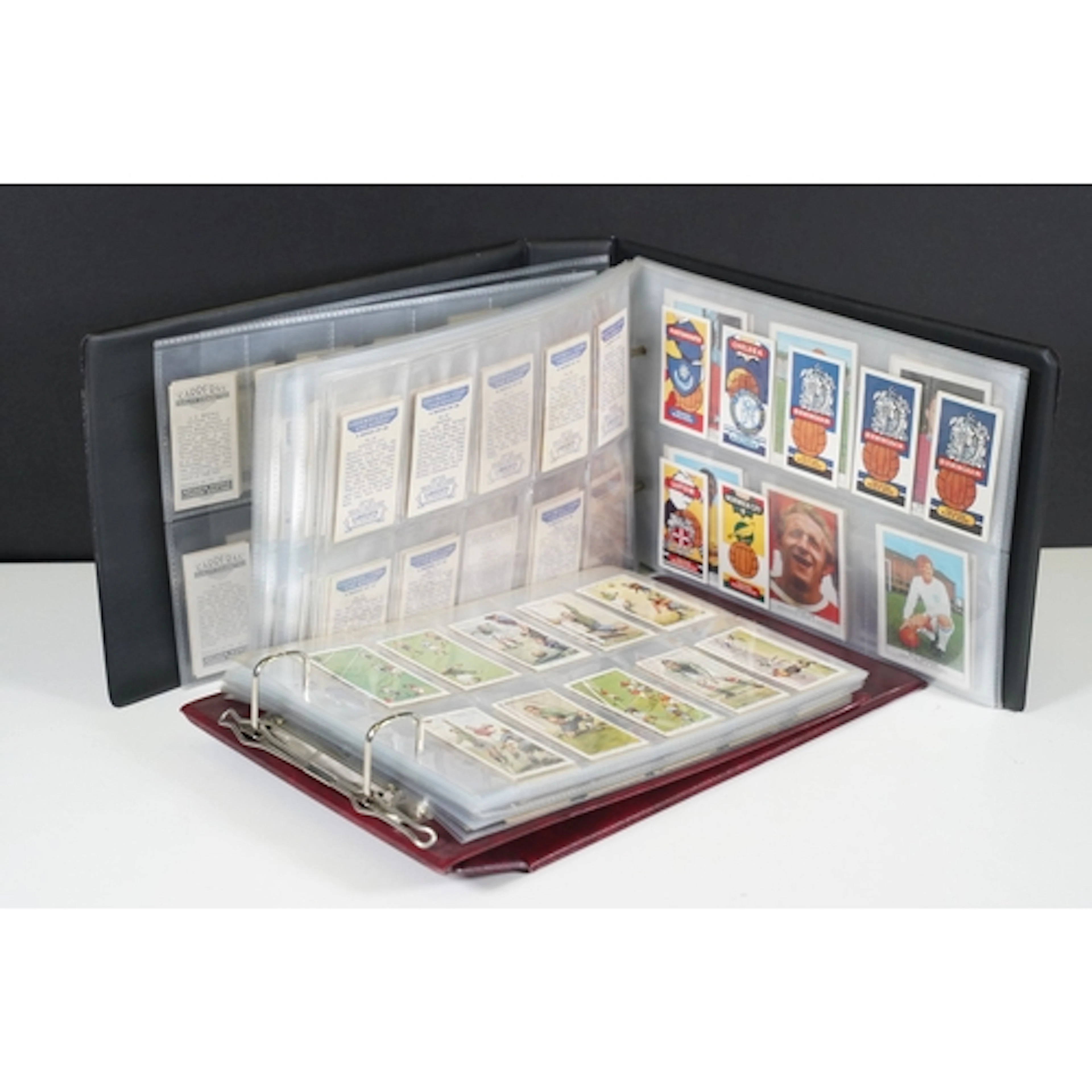 Cigarette Cards - A large collection of Football related con...