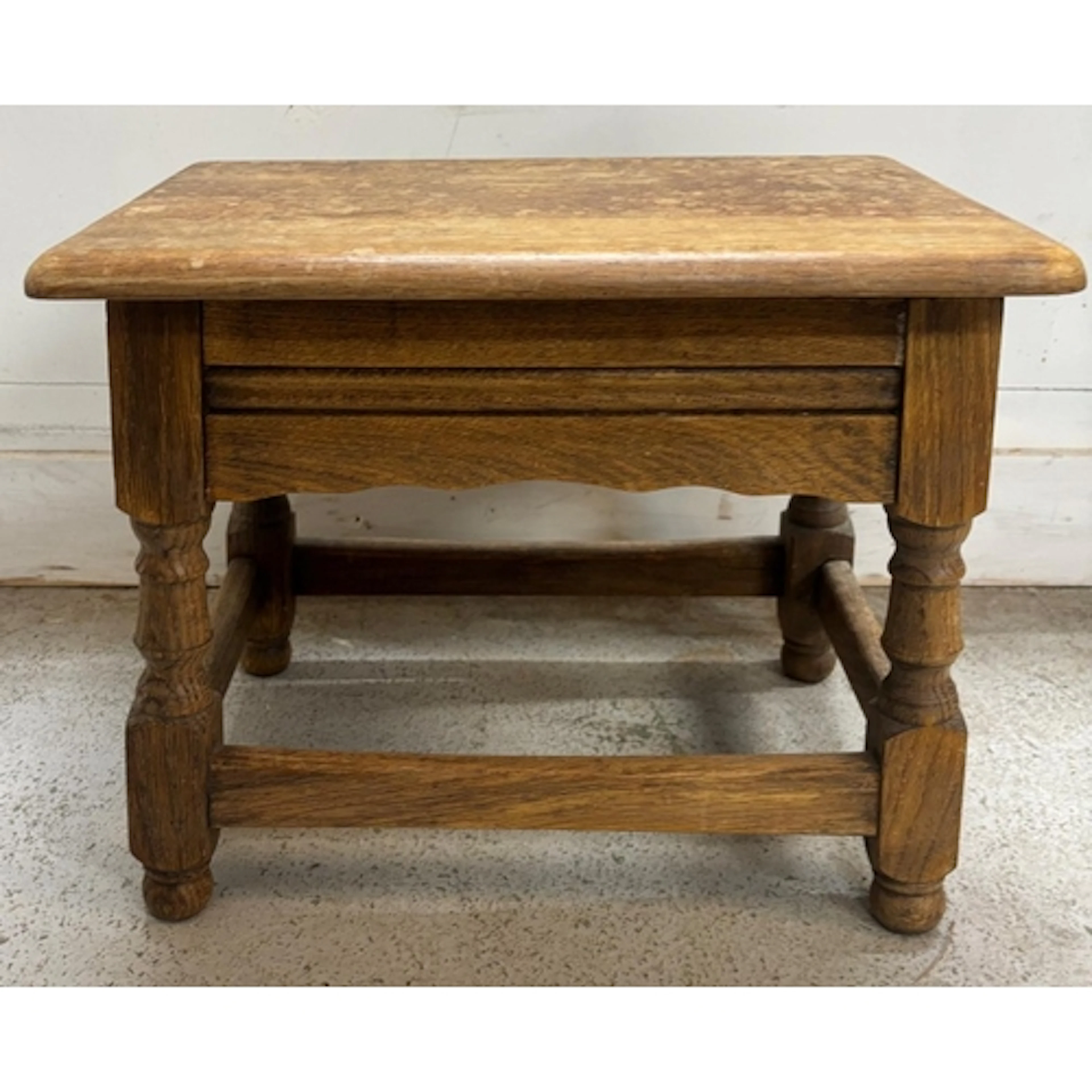 A light oak storage stool with a lift lid on turned legs H38...