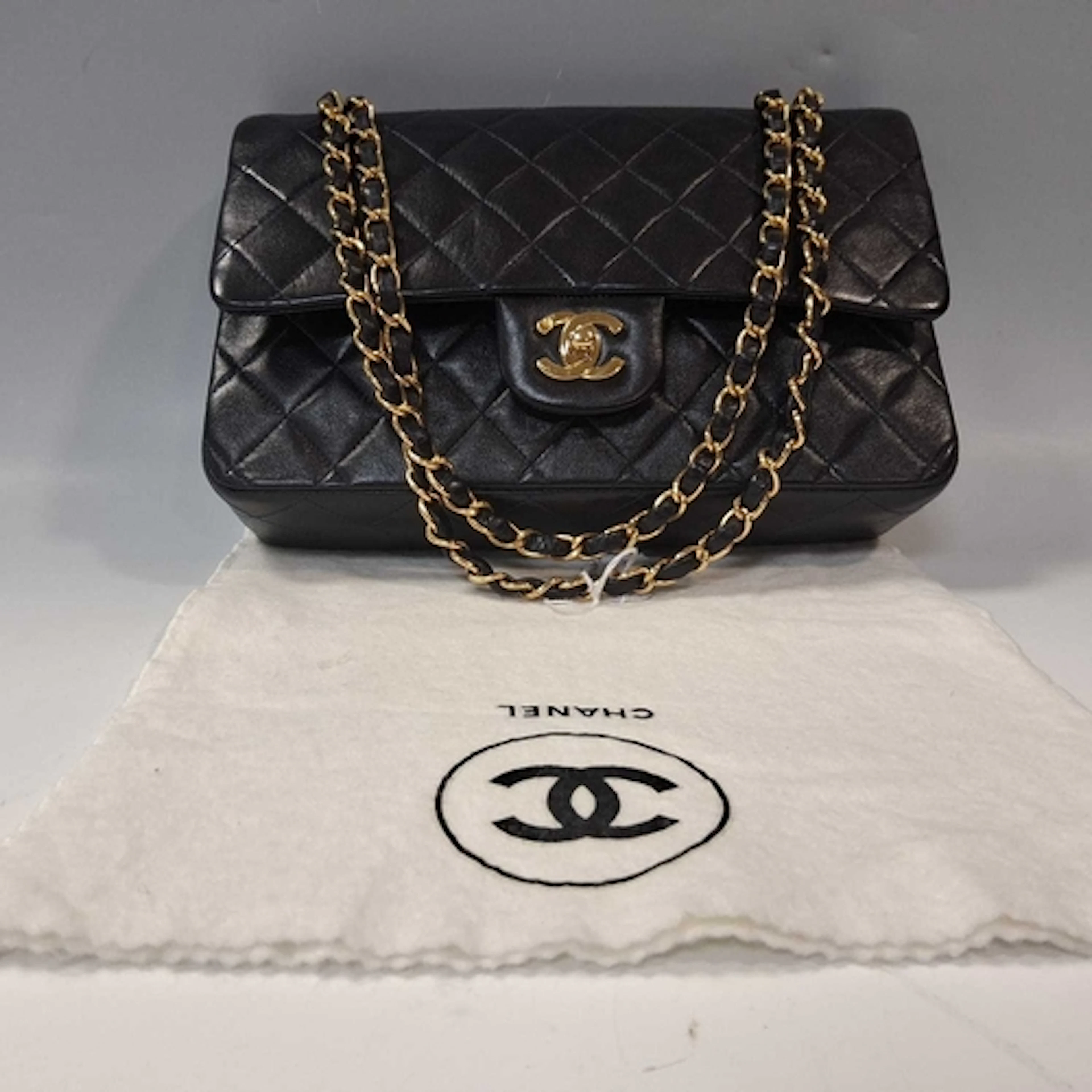 A VINTAGE CHANEL MEDIUM CLASSIC DOUBLE FLAP HANDBAG. A VINTA...
