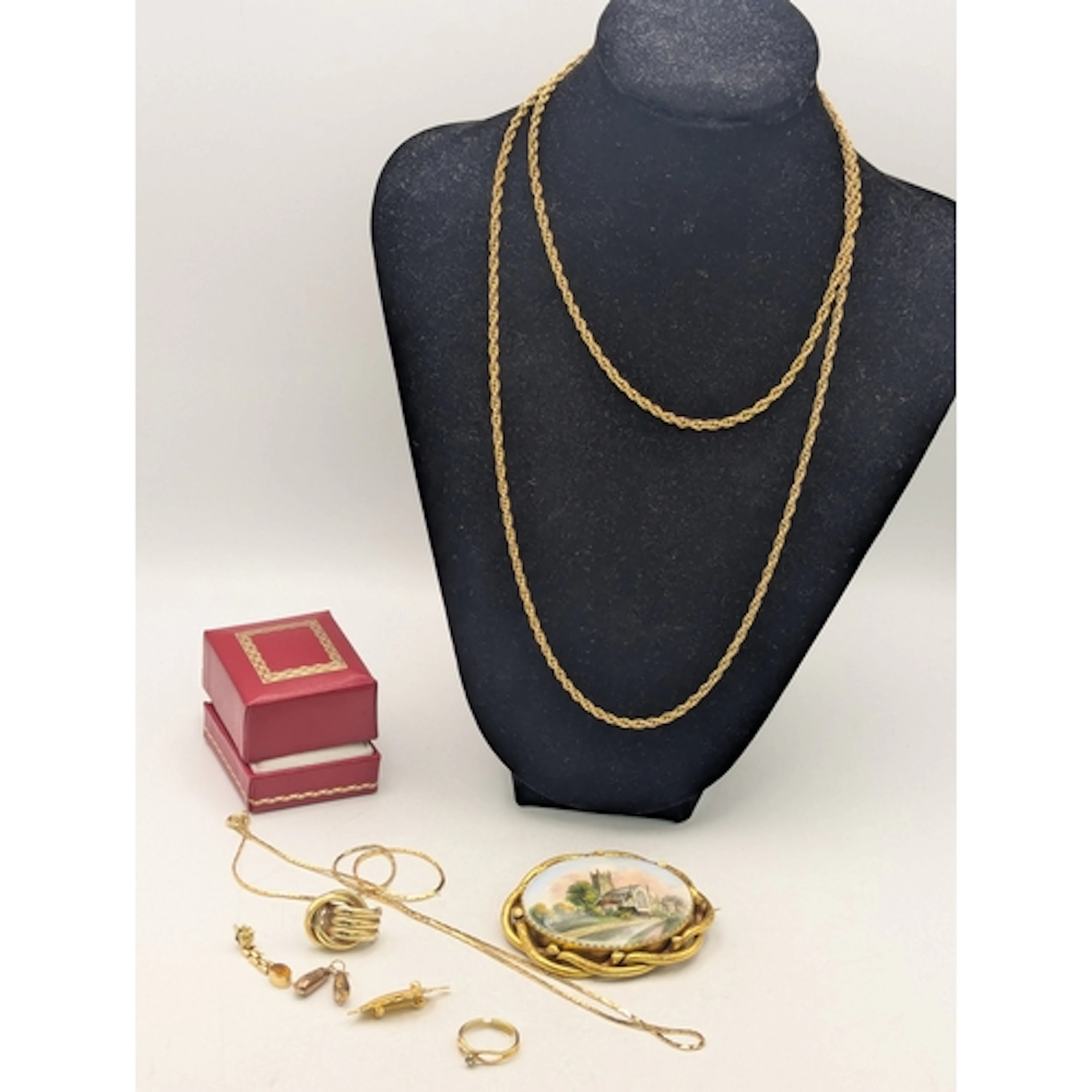 A mixed selection of jewellery to include a yellow metal ear...
