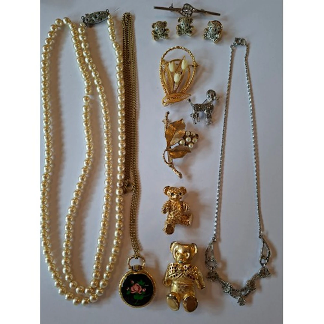 A small quantity of costume jewellery to include a string of...