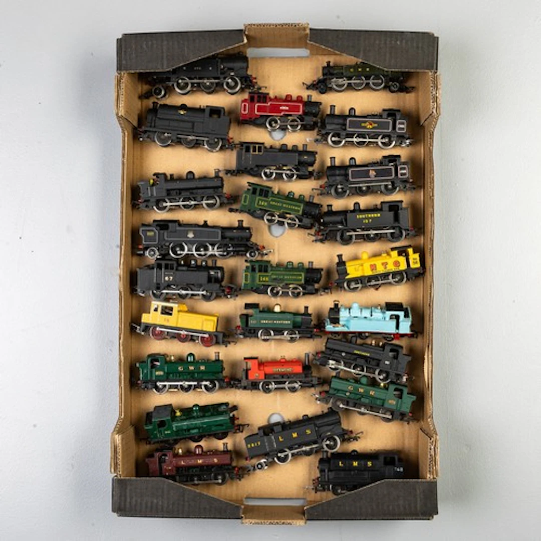 Fruit tray containing mixed, mainly 00 Gauge tank engines to...