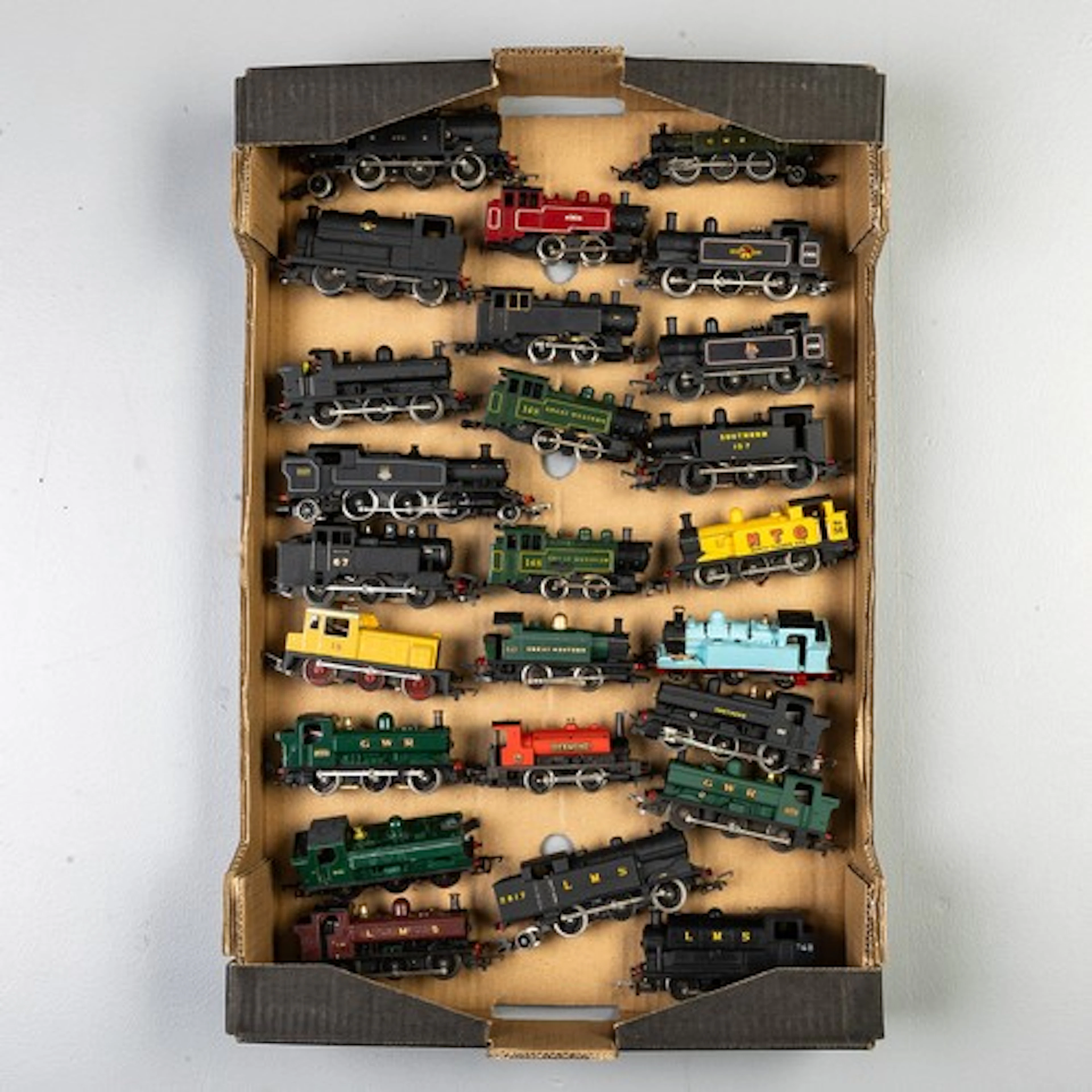 Fruit tray containing mixed, mainly 00 Gauge tank engines to...